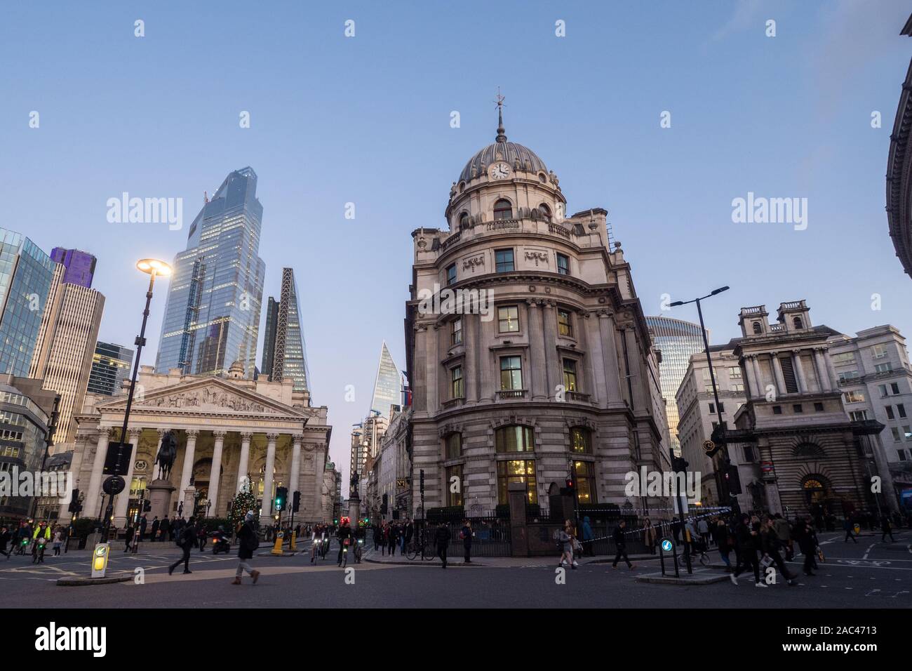The Royal Exchange (links), heute als Luxus-Einkaufszentrum genutzt, NR Bank of England, London Stockfoto