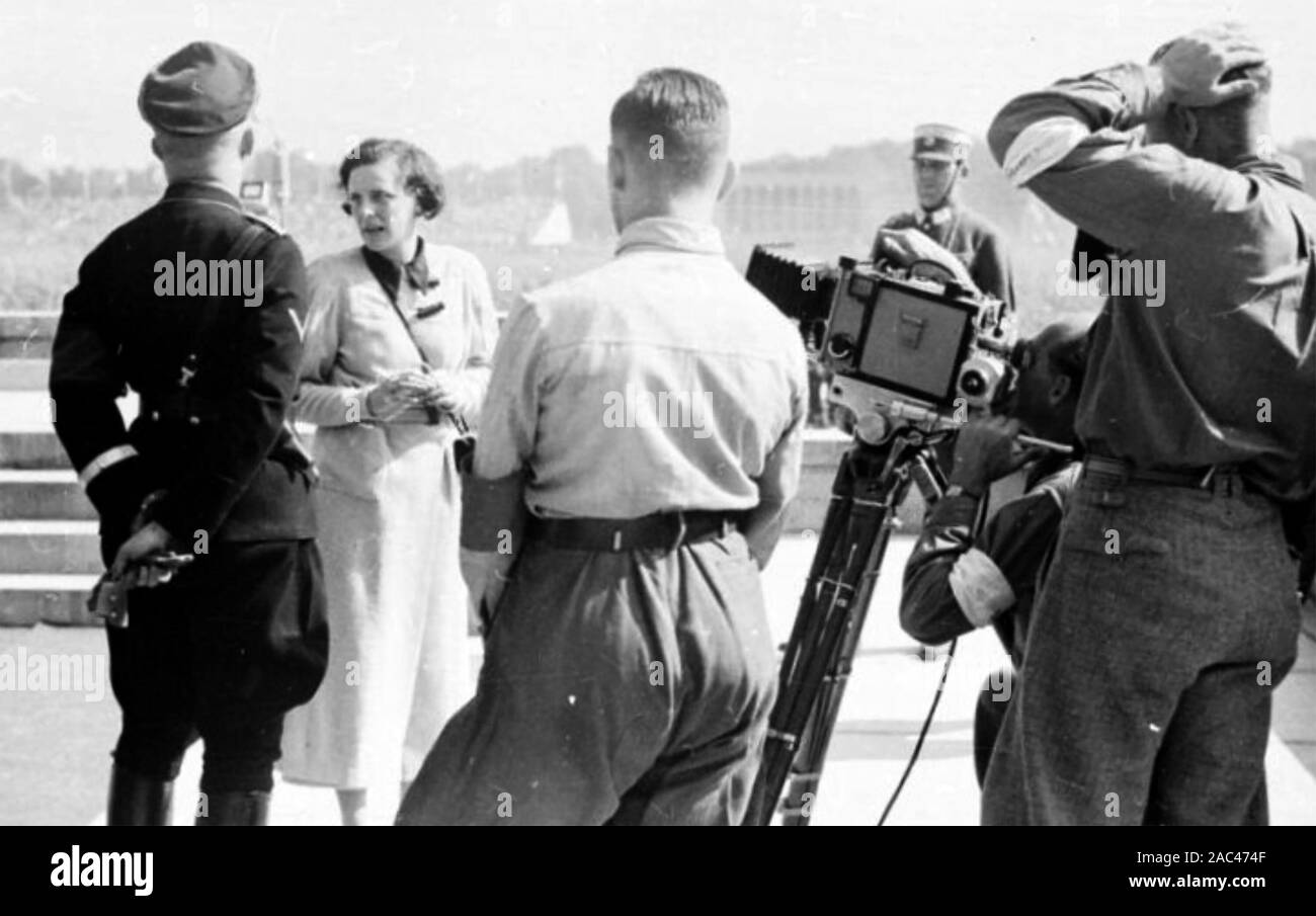 LENI RIEFENSTAHL (1902-2003), deutsche Schauspielerin und Regisseurin Dreharbeiten auf der Nürnberger Rallye 1934 mit Heinrich Himmler auf der linken Seite Stockfoto