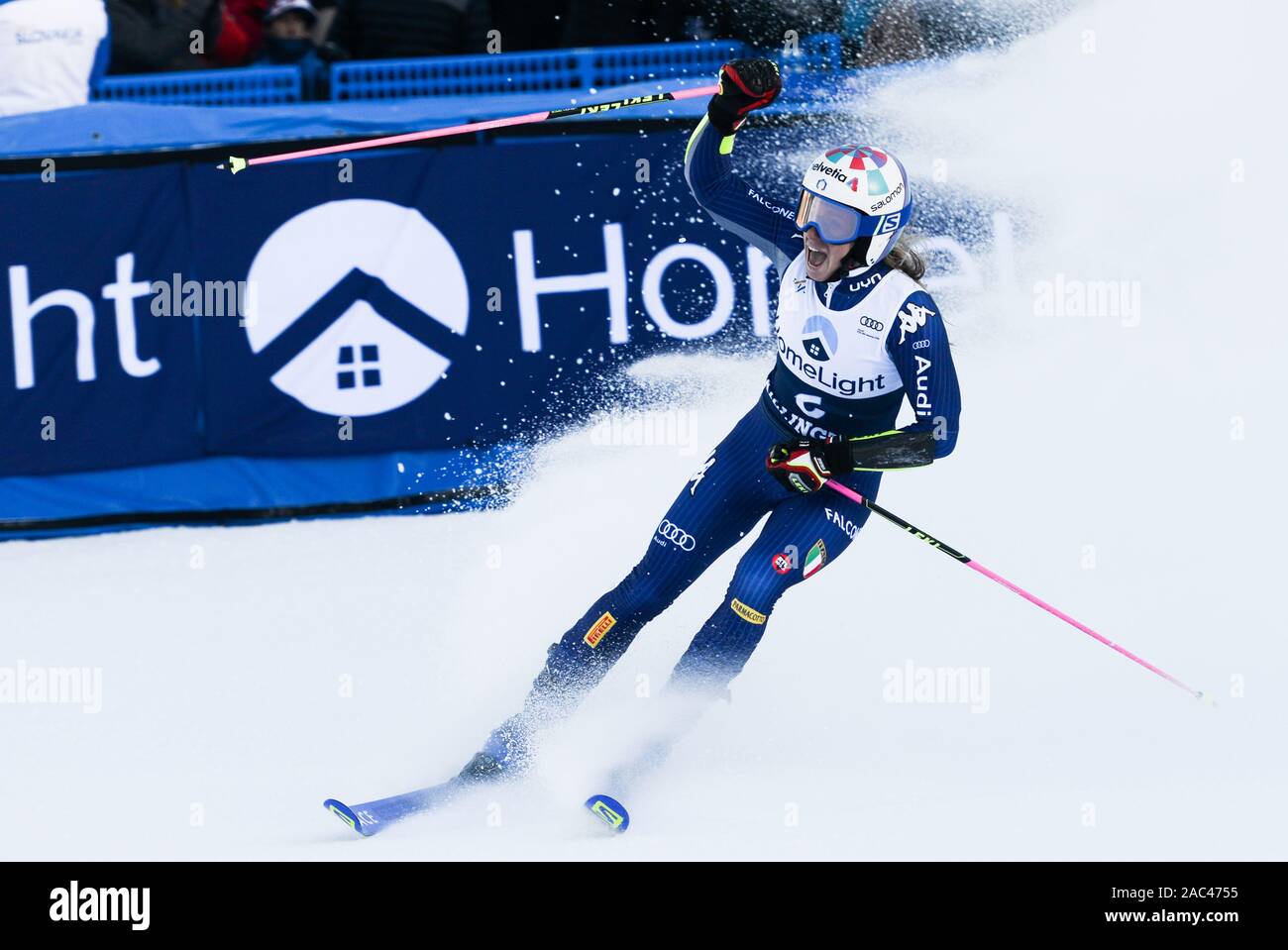 Killington, Vermont, USA. 30 Nov, 2019. MARTA BASSINO von Italien feiert nach dem Gewinn der Audi FIS Alpine Ski World Cup Damen Riesenslalom in Killington, Vermont. Quelle: Christopher Abgabe/ZUMA Draht/Alamy leben Nachrichten Stockfoto