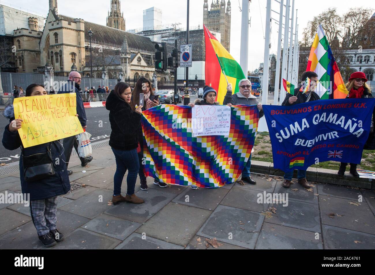 London, Großbritannien. 30. November 2019. Aktivisten aus Bolivien Kampagne der Solidarität (BSC), der Plataforma 12 de Mayo (P12 O) und anderen Organisationen verbunden, an einem internationalen Protest in Solidarität mit den plurinationalen Staat Bolivien gegen die Absetzung durch einen militärischen Staatsstreich von Evo Morales, der erste indigene Präsident, und die anschliessende Massaker der indigenen Völker gegen die militärische Übernahme protestiert. Credit: Mark Kerrison/Alamy leben Nachrichten Stockfoto