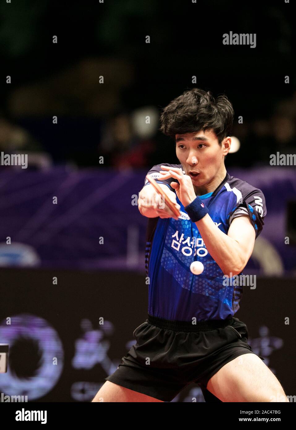 Lee Sang-su von Südkorea in Aktion gegen Kanak Ji der USA (nicht dargestellt) bei einem Match auf der Stufe der International Table Tennis Federation (ITTF) Men's World Cup in Chengdu, Provinz Sichuan im Südwesten Chinas, 29. November 2019. Lee Sang-su besiegt Kanak Ji mit 4-2. Stockfoto