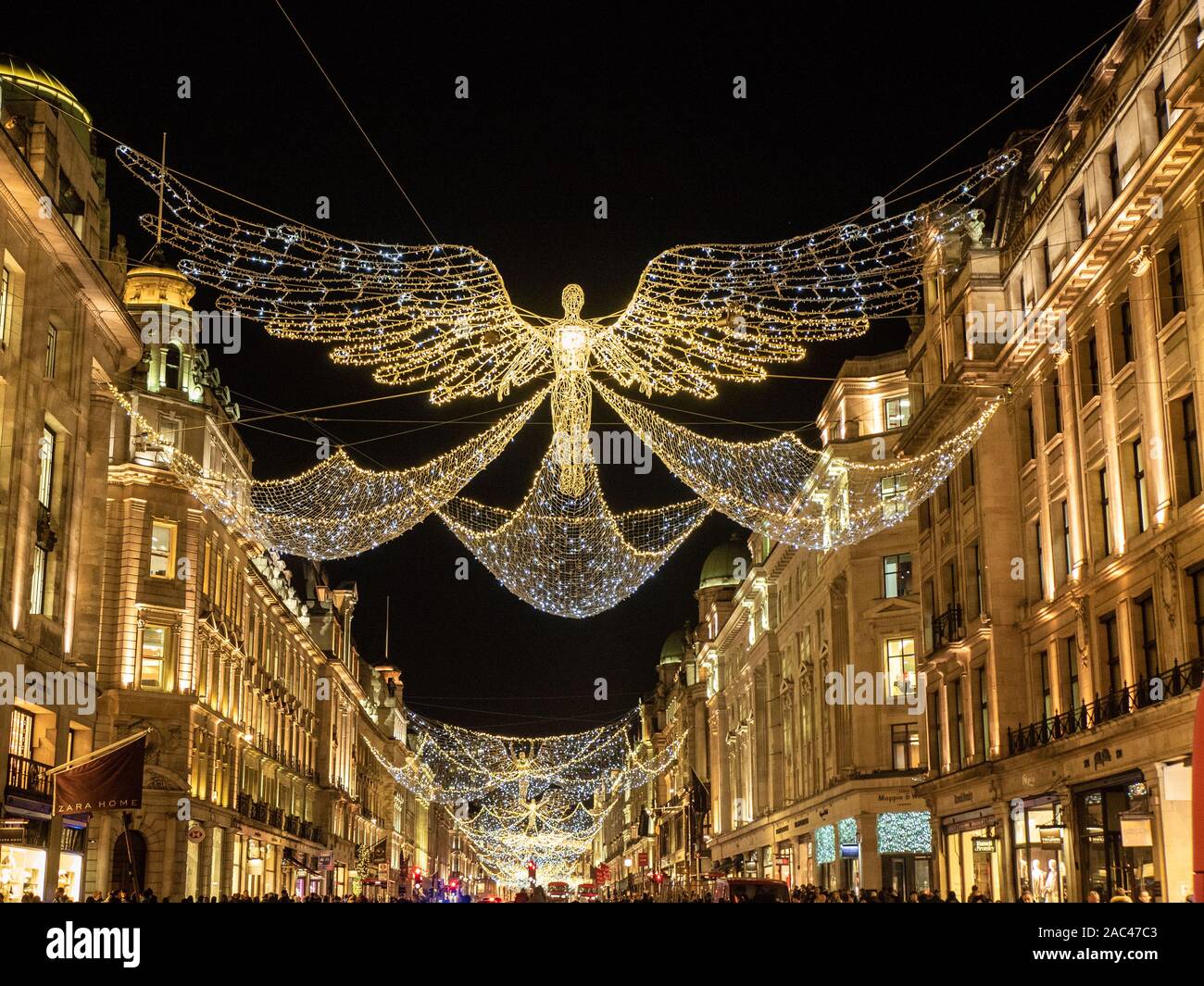 Festliche/weihnachtliche Engel über der Regent Street, London Stockfoto
