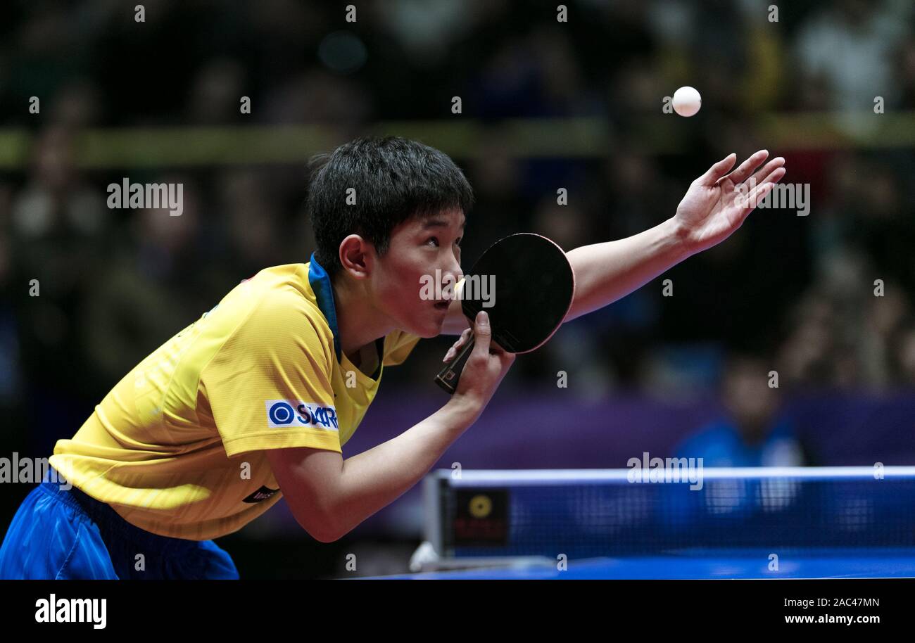 Harimoto Tomokazu von Japan bekommt den Ball gegen Aruna Quadri von Nigeria (nicht dargestellt) in der Runde der 16 International Table Tennis Federation (ITTF) Men's World Cup in Chengdu City, im Südwesten Chinas Provinz Sichuan, 30. November 2019. Harimoto Tomokazu von Japan besiegt Aruna Quadri von Nigeria 4-1 zu den Umlauf von 16 International Table Tennis Federation (ITTF) Men's World Cup in Chengdu City, im Südwesten Chinas Provinz Sichuan, 30. November 2019. Stockfoto