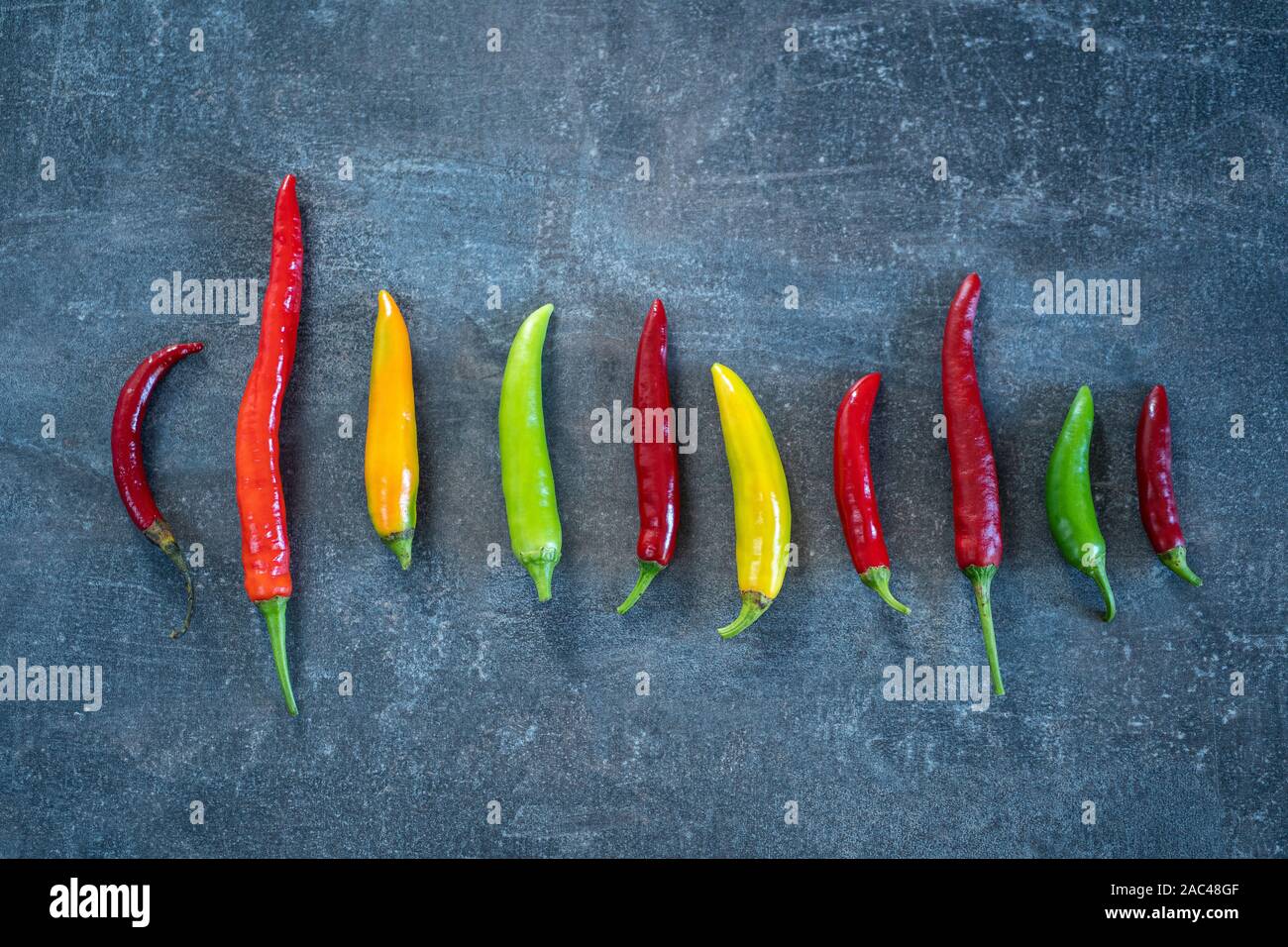 Chili peppers, verschiedene Farben und Form. Gelbe, orange, grüne und rote Paprika Stockfoto