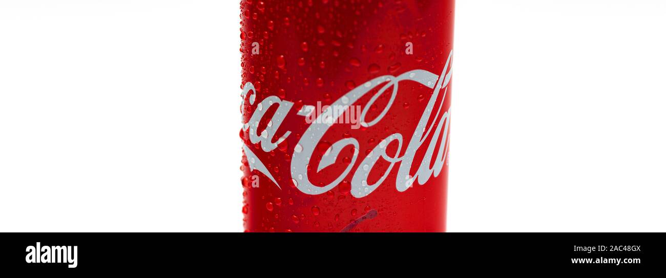 HAMM, Deutschland, 11.2019: Coca Cola Aluminium kann mit Kondensat auf weißem Hintergrund. Tropfen Kondensat heruntergekommen Coca Cola. Stockfoto