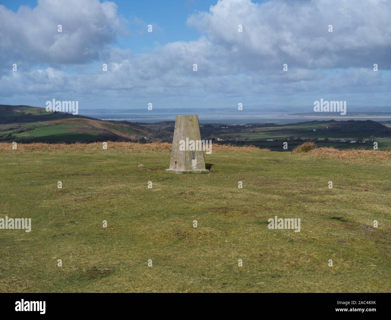 Ein trig Point auf Cefn Bryn, Gower mit Blick nach Norden etwa im Hintergrund Stockfoto