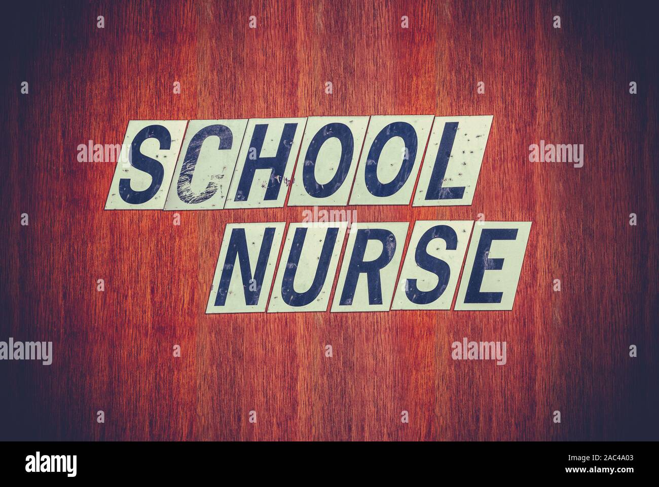 Ein Grungy Zeichen für eine Krankenschwester in einem heruntergekommenen öffentlichen Schule Stockfoto