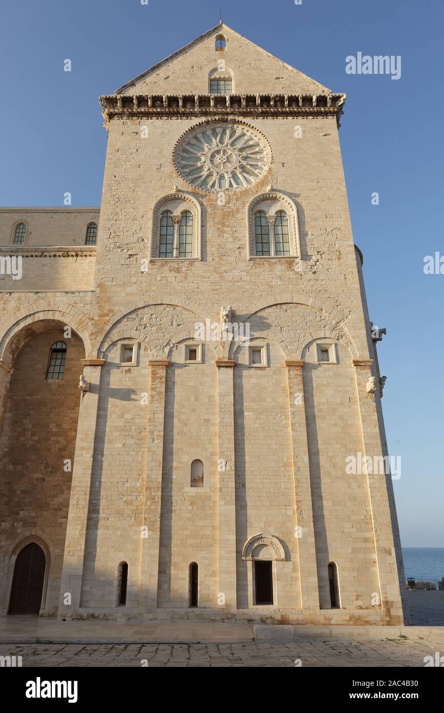 Querschiff der Kathedrale von Trani (Kathedrale San Nicola Pellegrino). Trani Puglia (Apulien), Italien Stockfoto