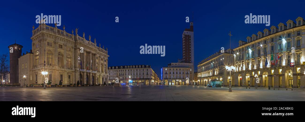 TURIN, Italien, 14. MÄRZ 2017: Panorama der Palazzo Madama und Piazza Castello in der Abenddämmerung. Stockfoto TURIN, Italien, 14. MÄRZ 2017: Panorama der Palazzo Madama und Piazza Castello in der Abenddämmerung. Stockfoto