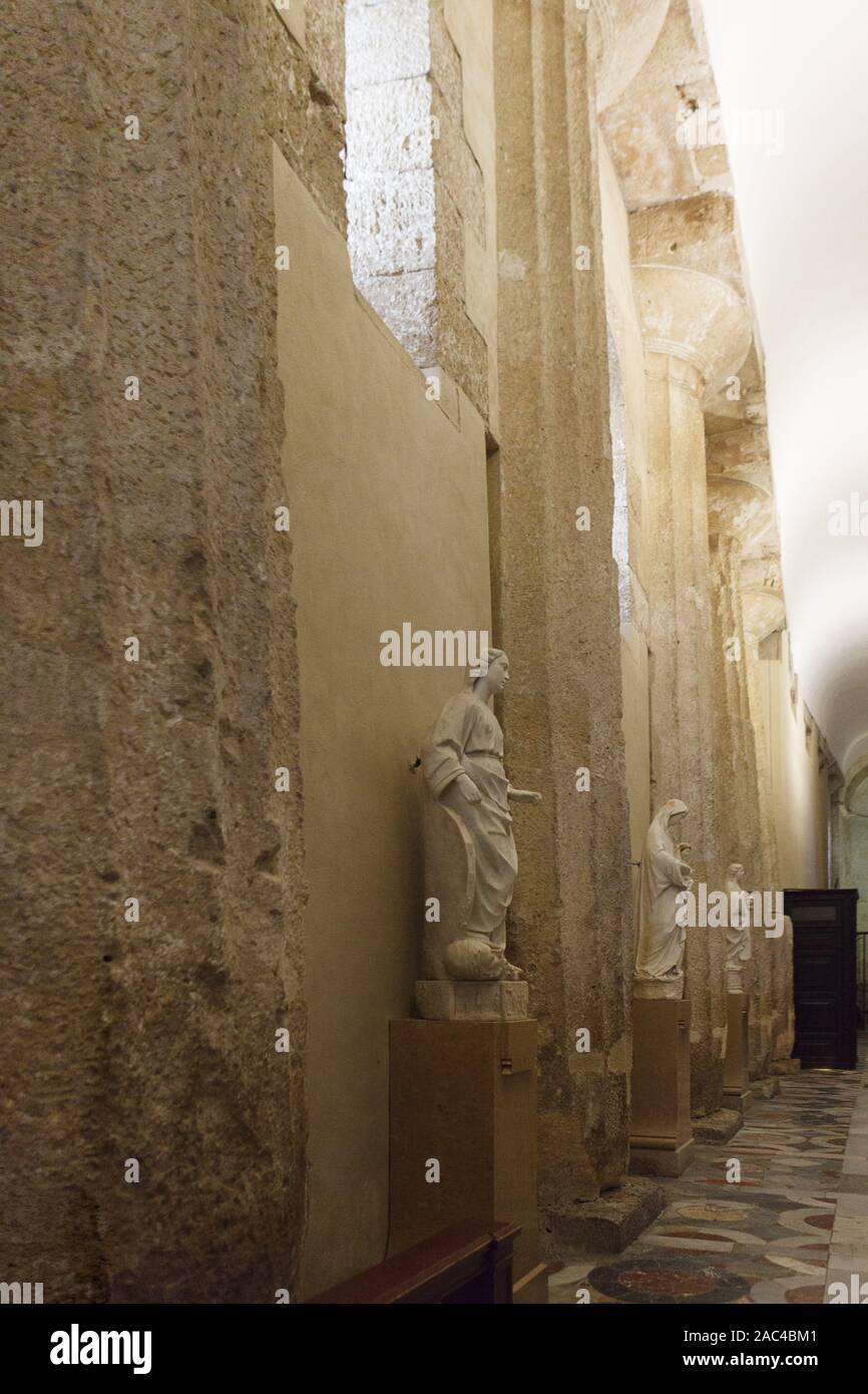 Alten dorischen Säulen von Dom von Syrakus (Duomo di Siracusa). Syrakus, Sizilien, Italien. Stockfoto