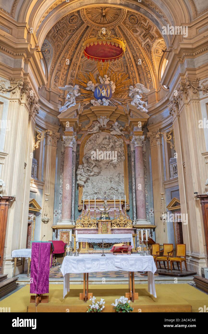 TURIN, Italien, 14. MÄRZ 2017: Die barocke presbytry in der Kirche Basilica di Superga mit dem Relief der Madonna in Herrlichkeit in Bernardino Cametti. Stockfoto