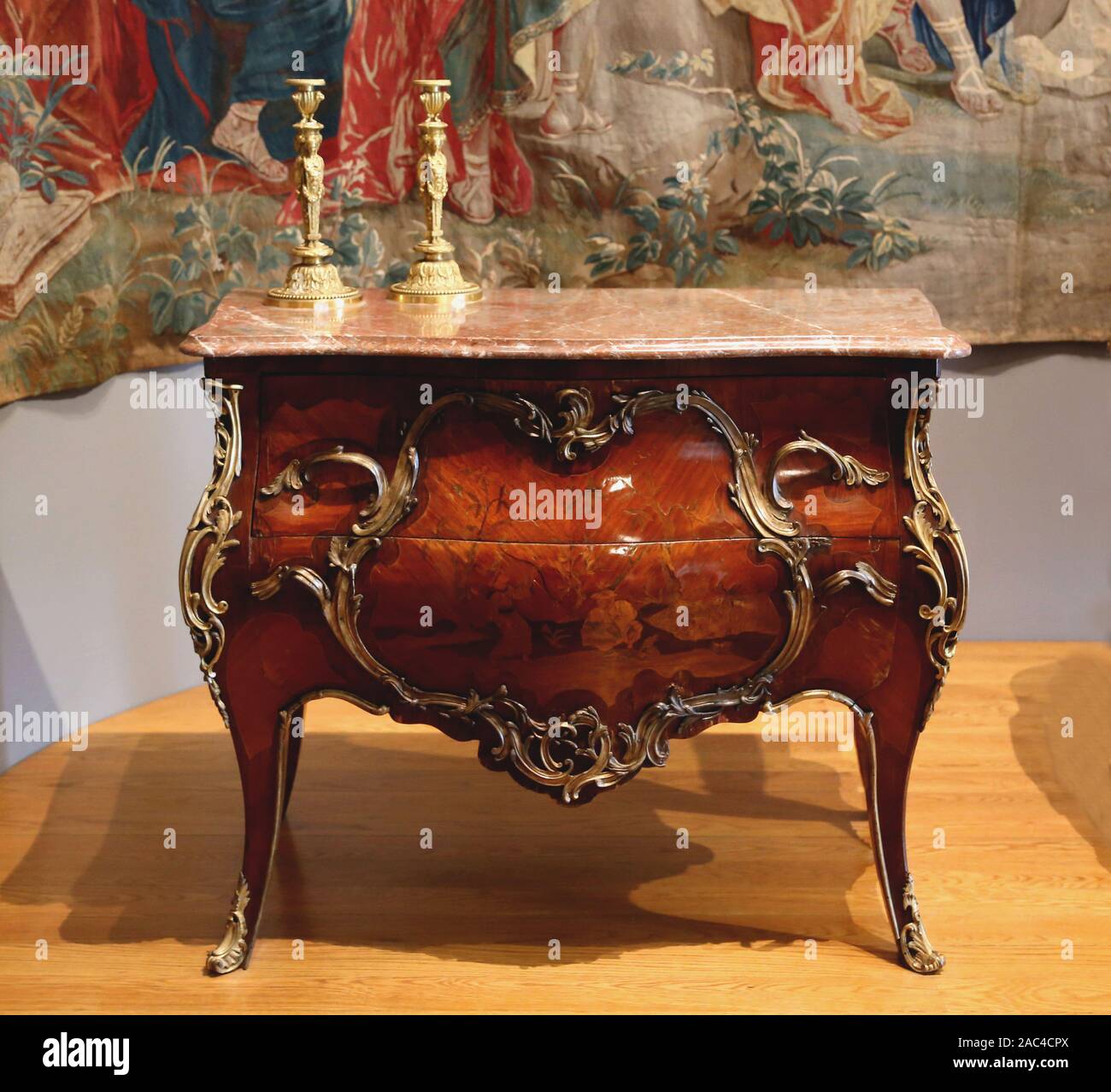 Gestempelt Kommode, Eiche und andere exotische Hölzer. Marmor. Mitte. 18 Cent. Pierre Bernard (1715-1770). Arte Antiga. Lissabon Stockfoto