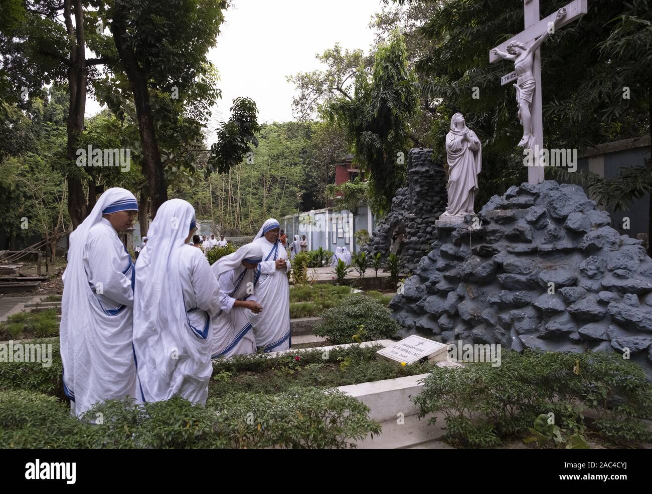 Die Mutter Teresa Schwestern beten am Grab von Schwester Nirmala, die die Zweite superior General wurde nach Mutter Teresa Stockfoto