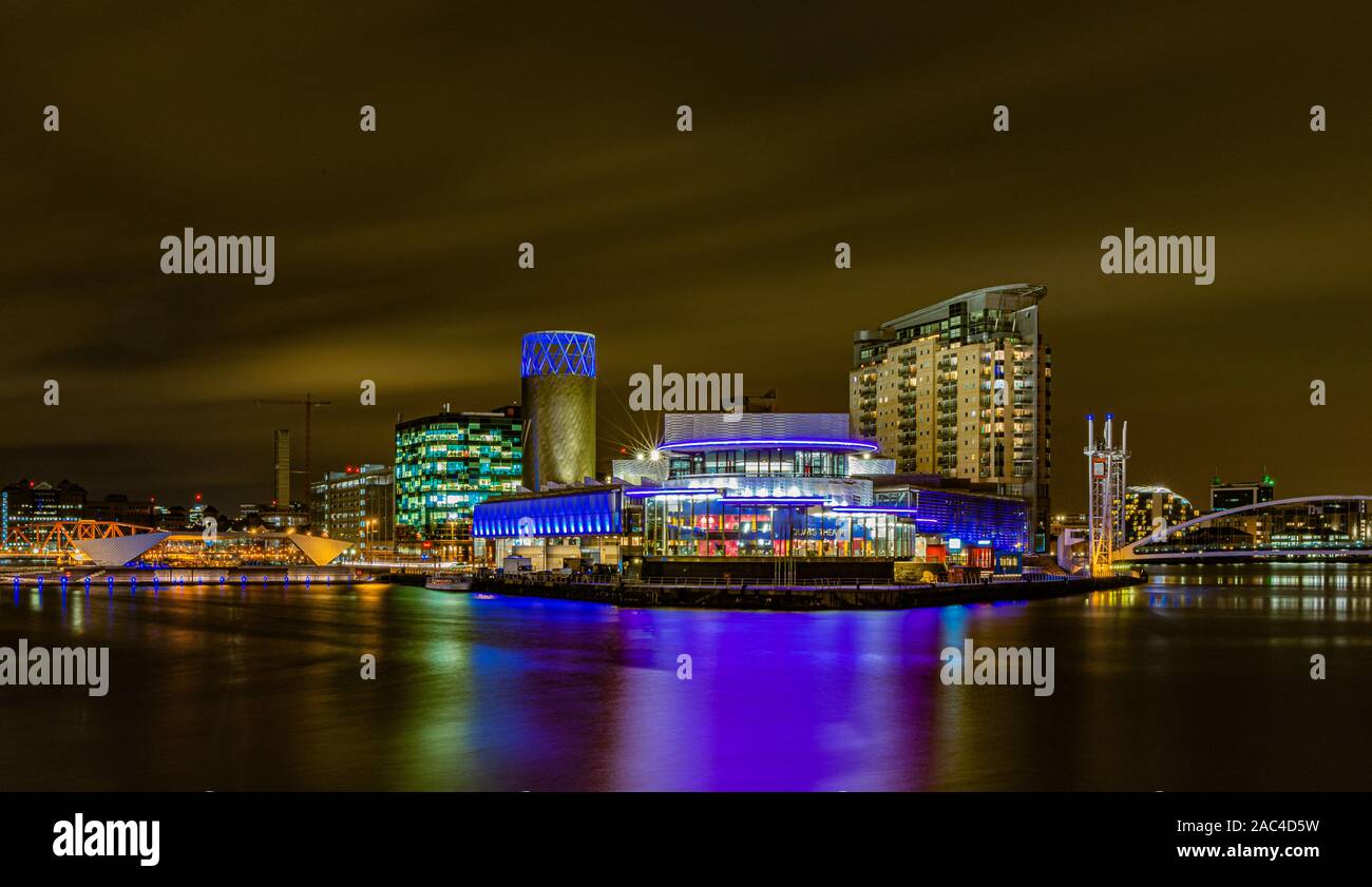 Blick auf den Lowry bei Nacht mit Blick über den Manchester Ship Canal Stockfoto