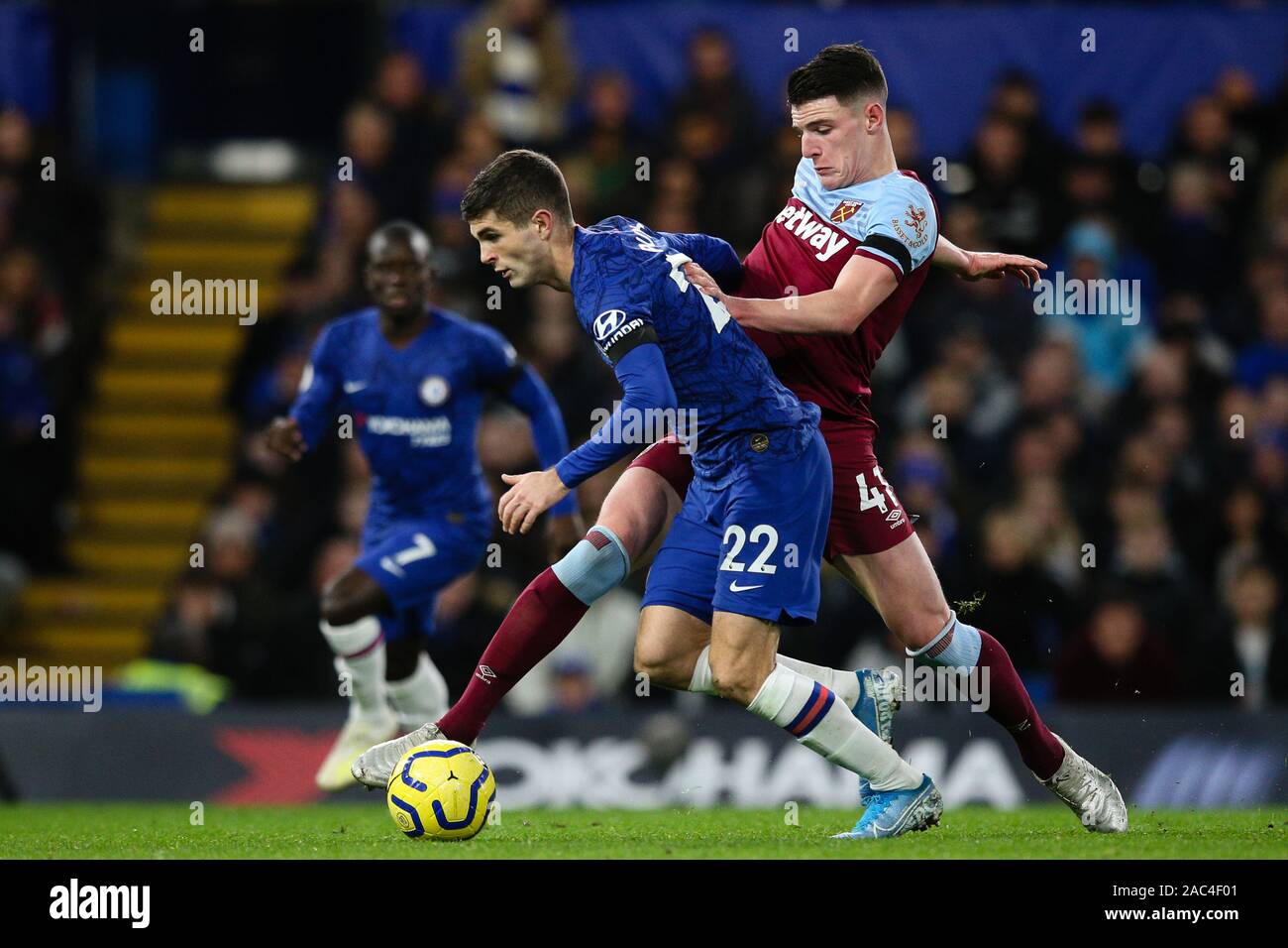 LONDON, ENGLAND - 30. NOVEMBER: Christian Pulisic von Chelsea hält weg der Herausforderung von Declan Reis von West Ham United in der Premier League Spiel zwischen dem FC Chelsea und West Ham United an der Stamford Bridge am 30. November 2019 in London, Vereinigtes Königreich. (Foto von MB Media/MB Medien) Stockfoto