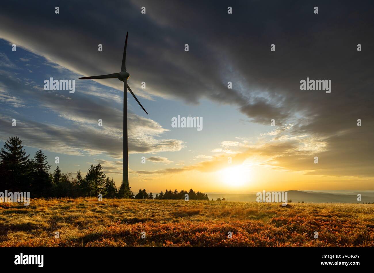 Windpark in Berge bei Sonnenuntergang mit dramatischen Wolken Stockfoto