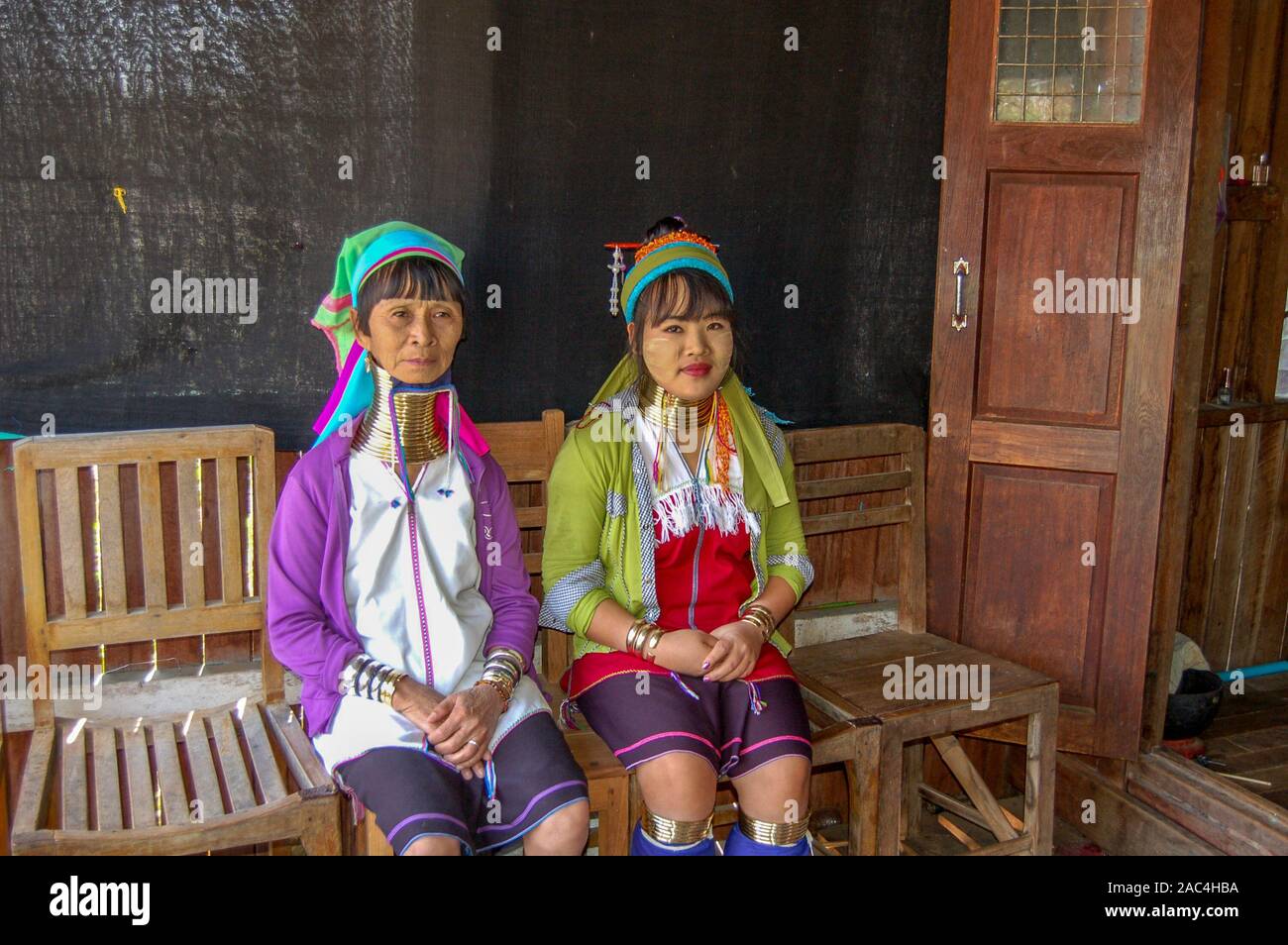 Damen der Kayan Lahwi ethnischen Rennen mit bras Spulen um den Hals in Myanmar Stockfoto