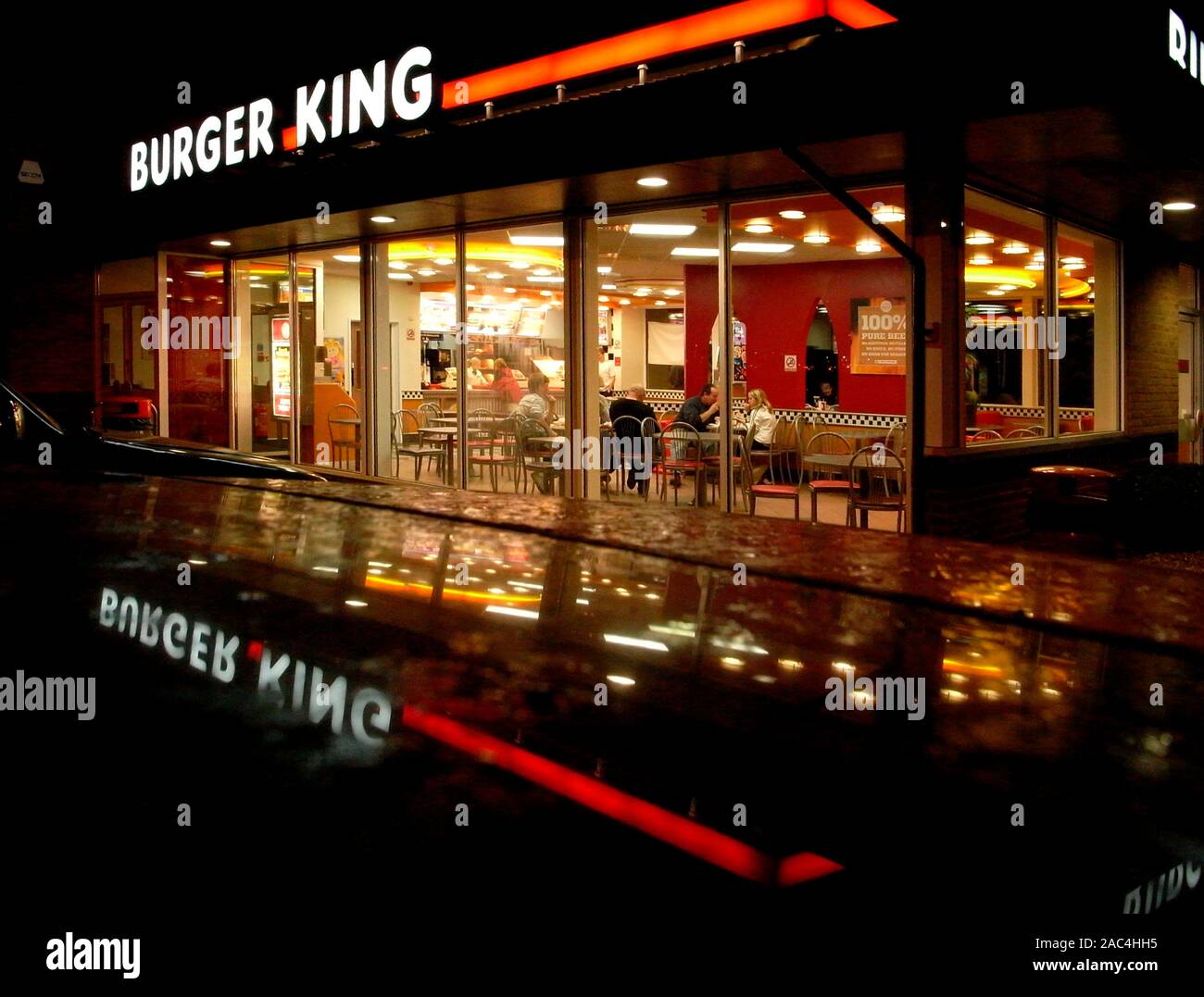 AJAXNETPHOTO. HEDGE END, Southampton, England. - Fassade von BURGER KING RESTAURANT NACH EINEM REGEN STURM MIT KUNDEN SITZT IM INNEREN. Foto: Jonathan Eastland/AJAX REF: GR 82302 494 Stockfoto