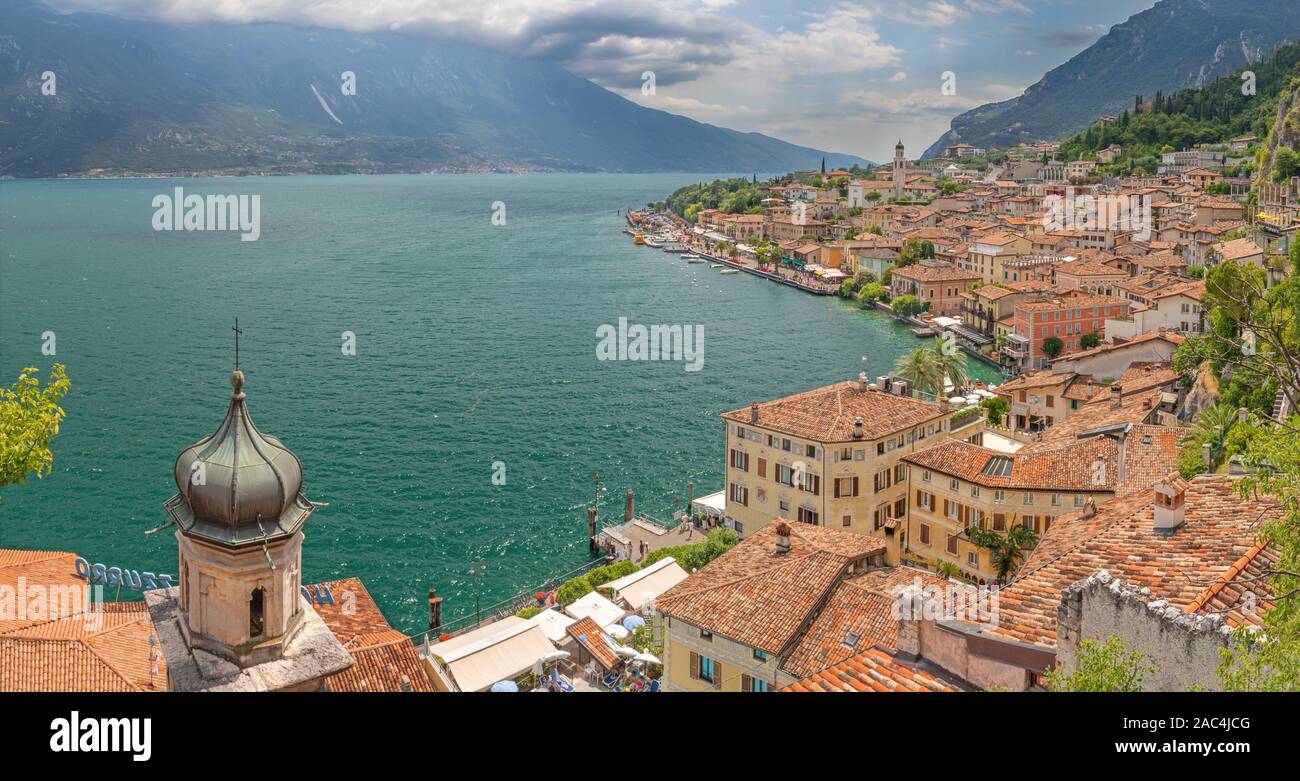 Limone sul Garda - Die kleine Stadt unter den Alpen Felsen auf dem Lago di Garda See. Stockfoto