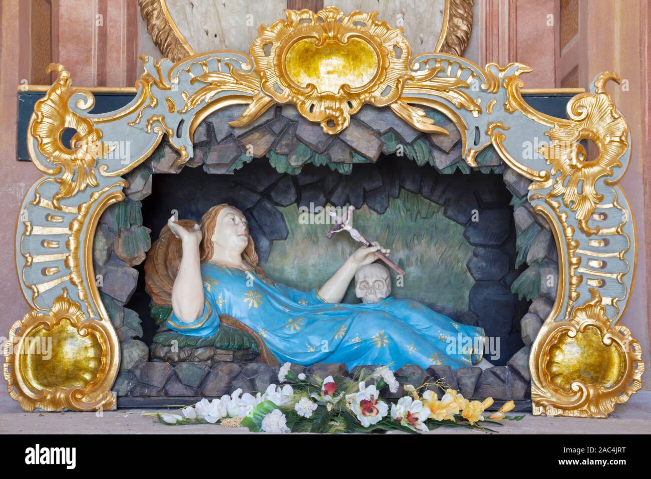 BANSKA STIAVNICA, SLOWAKEI - 19. FEBRUAR 2015: Die geschnitzte Statue von St. Maria Magdalena - barocke Kalvarienberg, der von den Jahren 1744 - 1751. Stockfoto