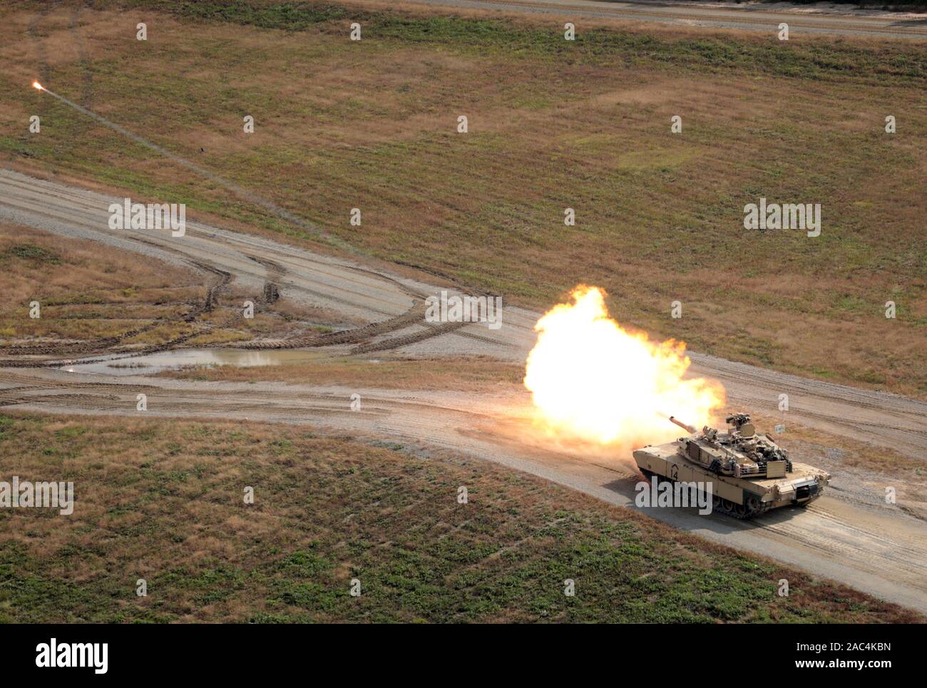 Rodriquez Live Fire Komplex, Republik von Kores - ein M1A2 Abrams Tank mit 6 Squadron, 9th Cavalry Regiment, 3. gepanzerte Brigade Combat Team, 1.Kavallerie Division Brände während Schießwesen Qualifikation hier Okt. 7. Die Feuerwehr ist auf neun Monate Rotation nach Korea zur Unterstützung der 2.Infanterie Division. Stockfoto