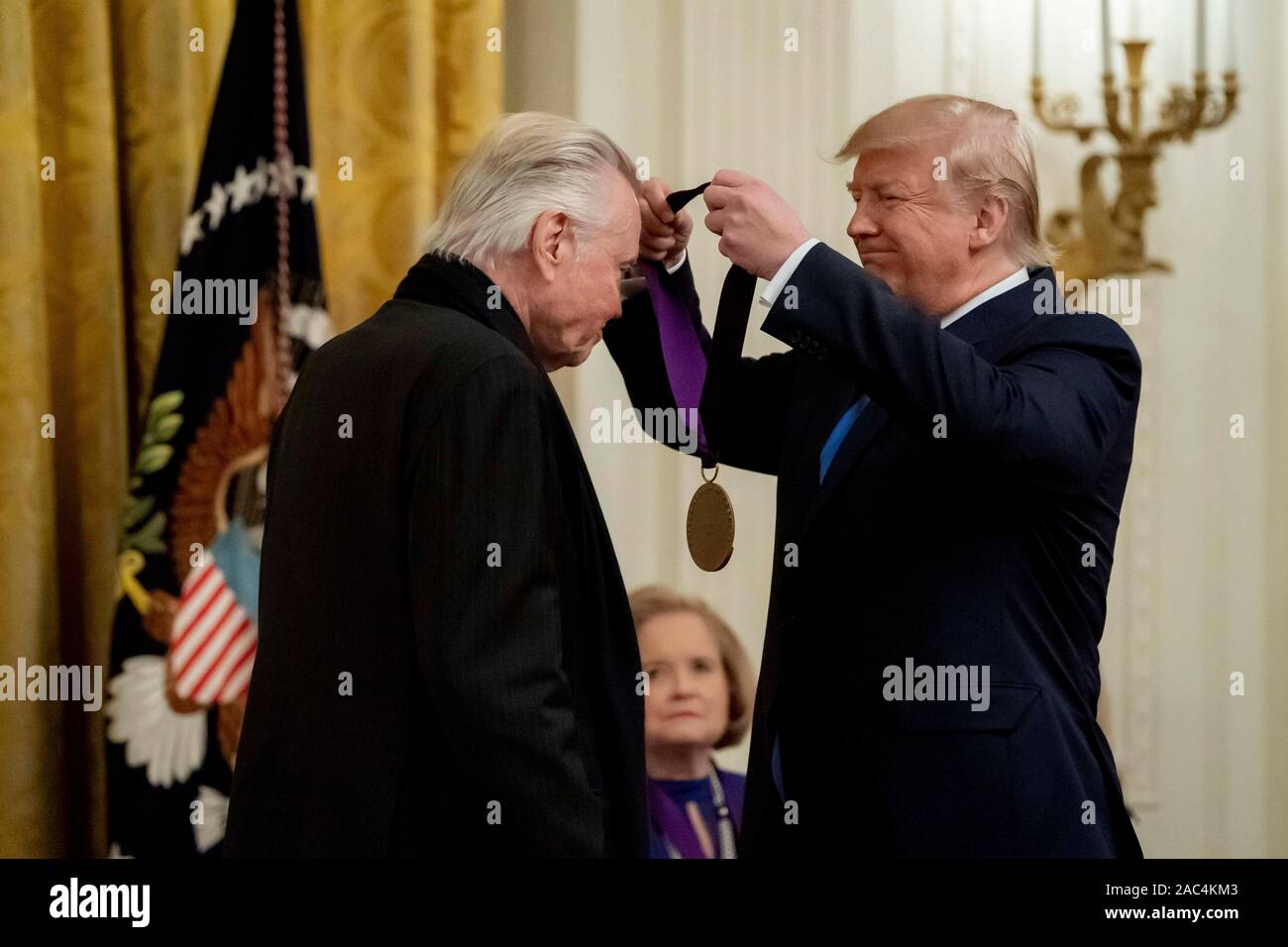 Präsident Donald J. Trumpf präsentiert die nationale Medaille der Kunst und des nationalen Geistes- Medaille zu Schauspieler Jon Voight Donnerstag, November 21, 2019, im East Room des Weißen Hauses. Stockfoto