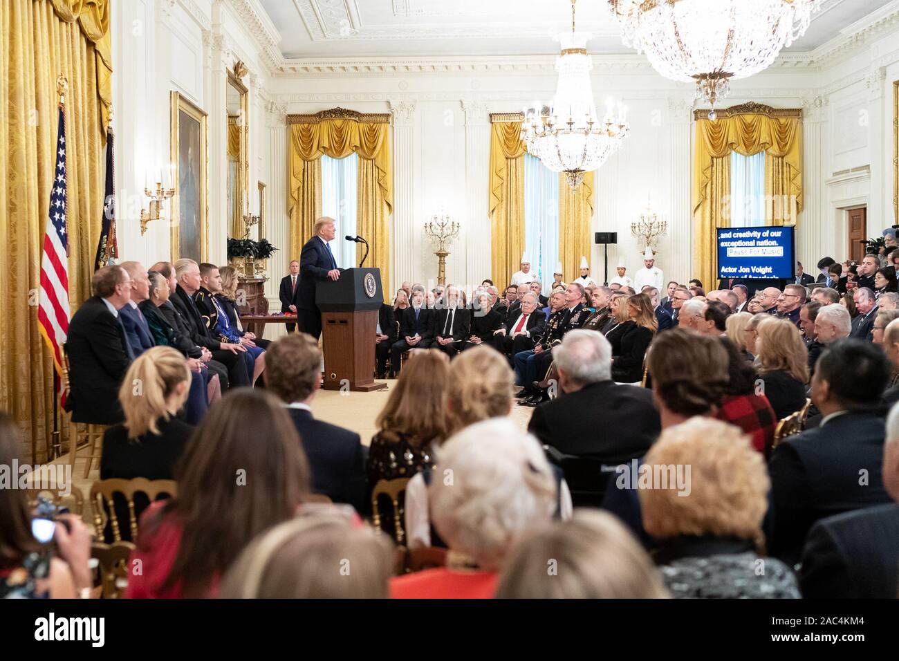 Präsident Donald J. Trumpf liefert Erläuterungen während der National Medal of Arts und der National Humanities Medal Präsentation Donnerstag, November 21, 2019, im East Room des Weißen Hauses. Stockfoto