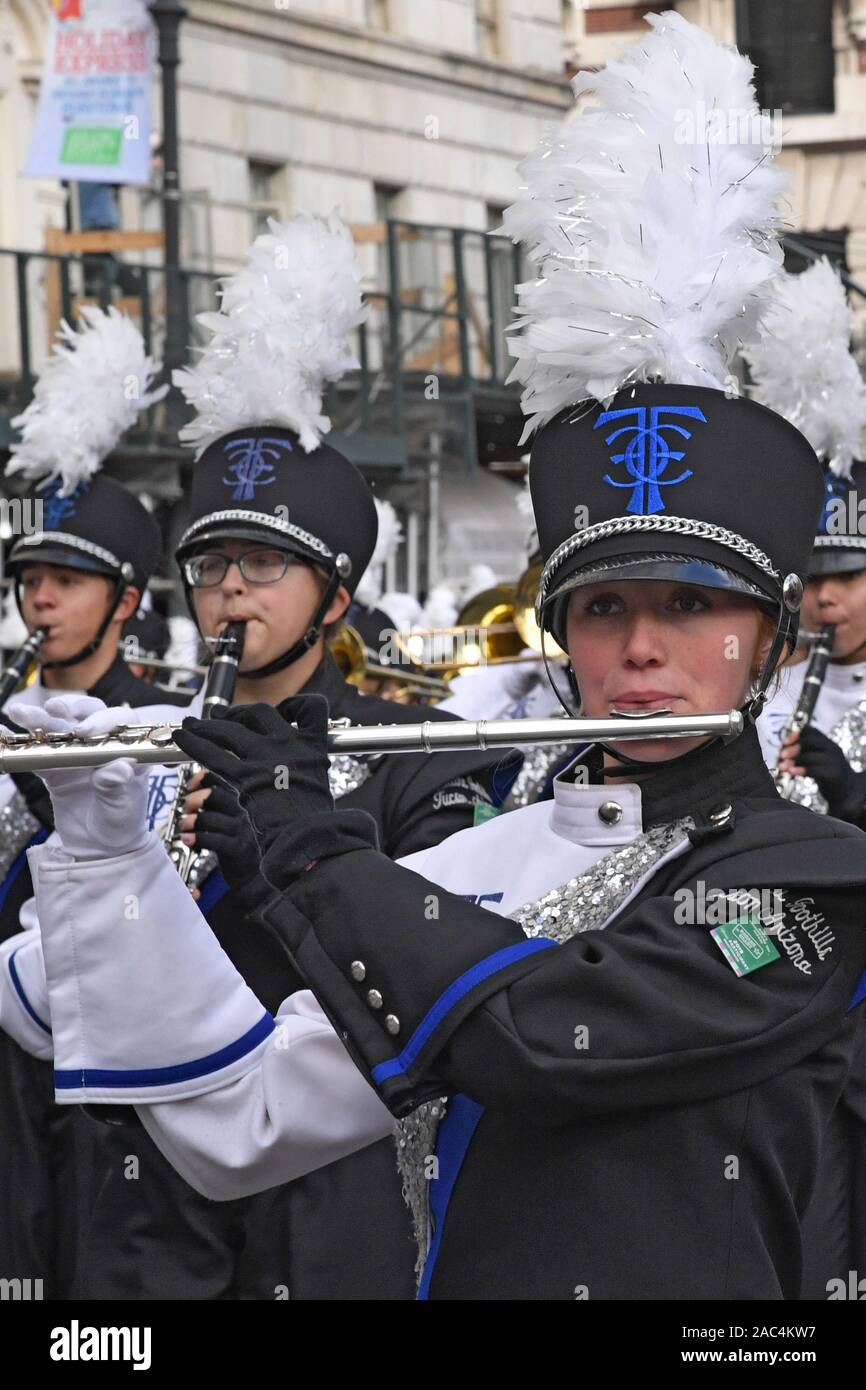 NEW YORK, NY - 28. NOVEMBER: Catalina Foothills High School Marching Band aus Tucson, AZ auf der 93. jährlichen Thanksgiving Day Parade von Macy's anzusehen durchführen. Stockfoto