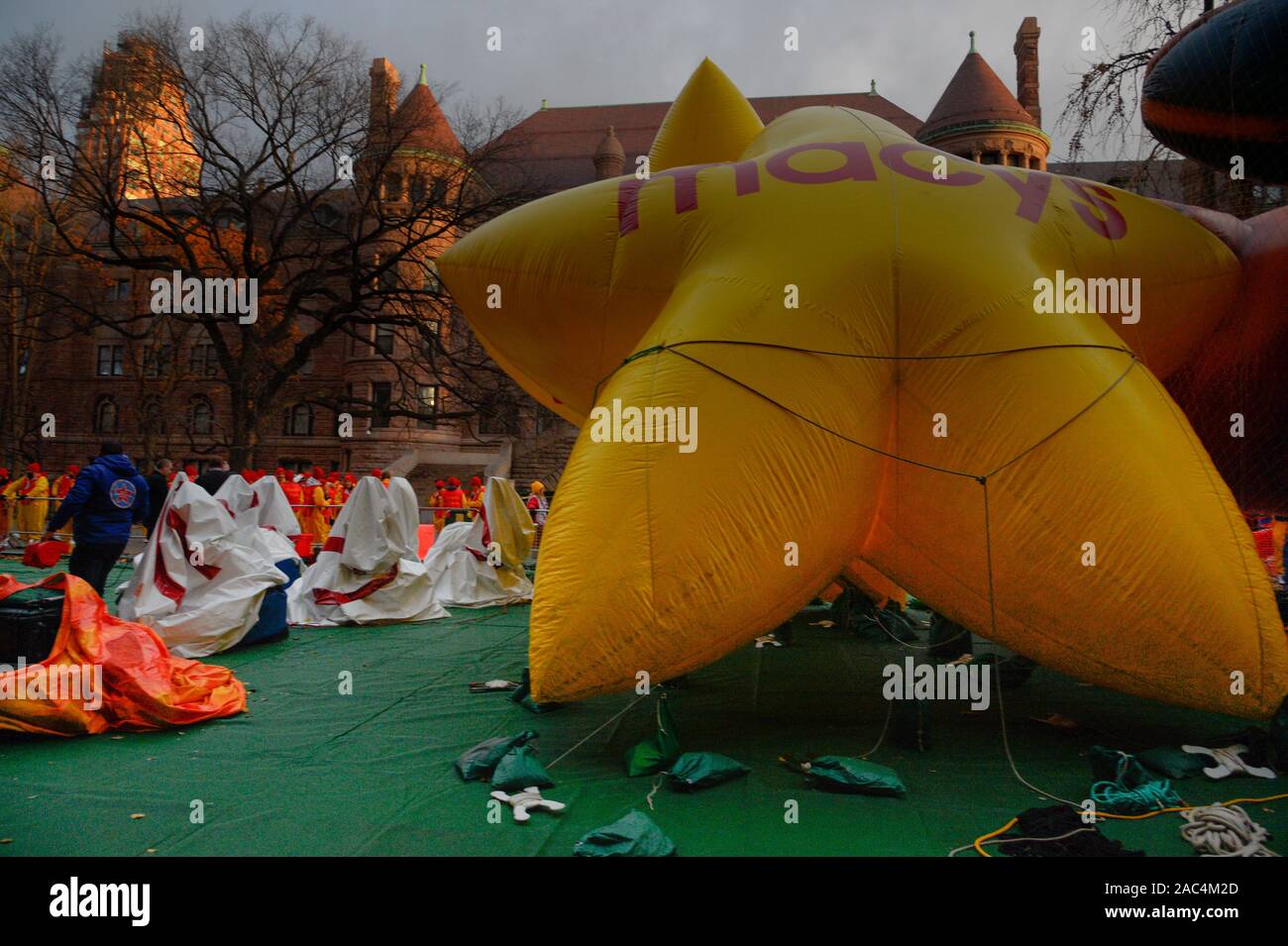 NEW YORK, NY - 28. NOVEMBER: Ballons Line up allein 77 Straße für die 93. jährliche Thanksgiving Day Parade von Macy's anzusehen am 28. November 2019 in New York City. Stockfoto