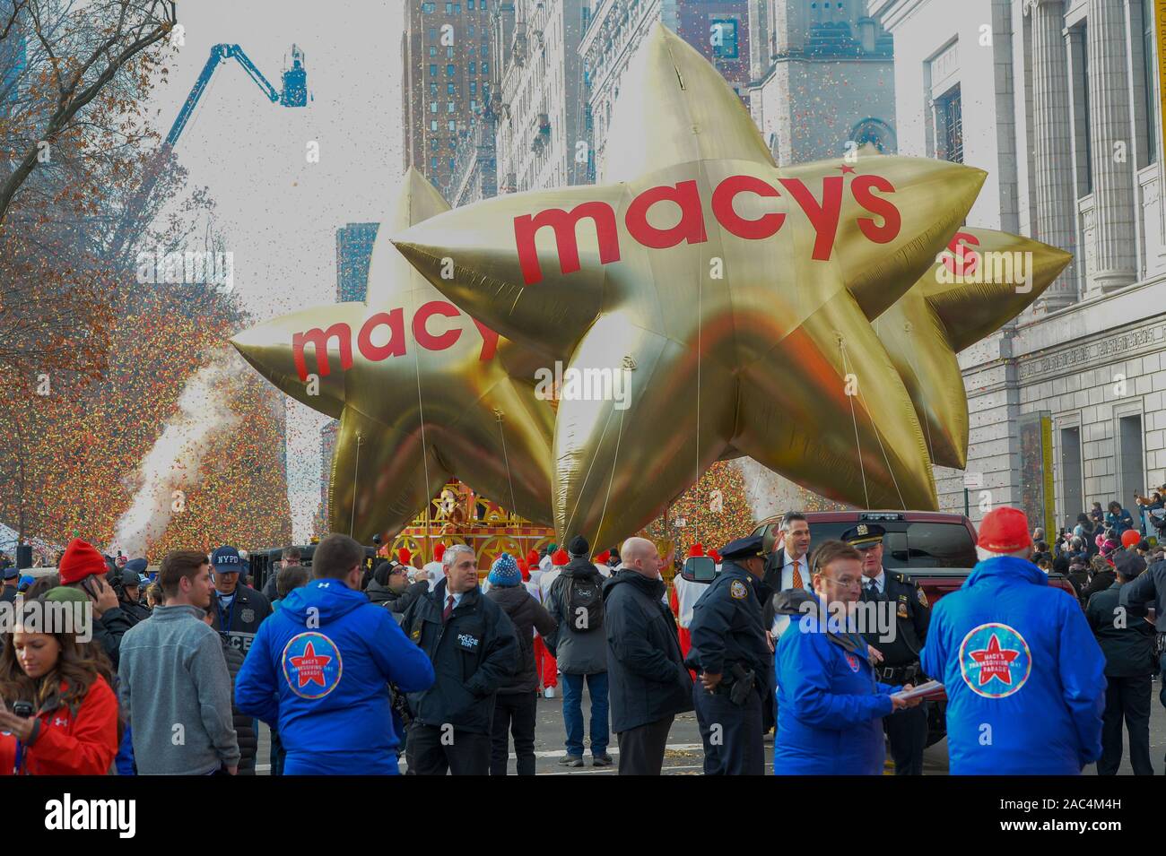 NEW YORK, NY - 28. NOVEMBER: Feuerwerkskörper schießen zwischen Ballons des 'Macy Star' am Beginn des 93. jährliche Thanksgiving Day Parade von Macy's anzusehen auf Keine Stockfoto