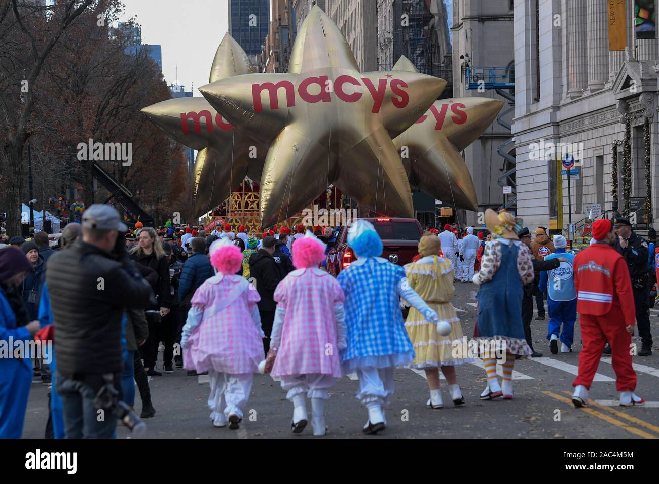 NEW YORK, NY - 28. NOVEMBER: "acy Star' Luftballons Line up allein Central Park West für die 93. jährliche Thanksgiving Day Parade von Macy's anzusehen am 28. November, Stockfoto