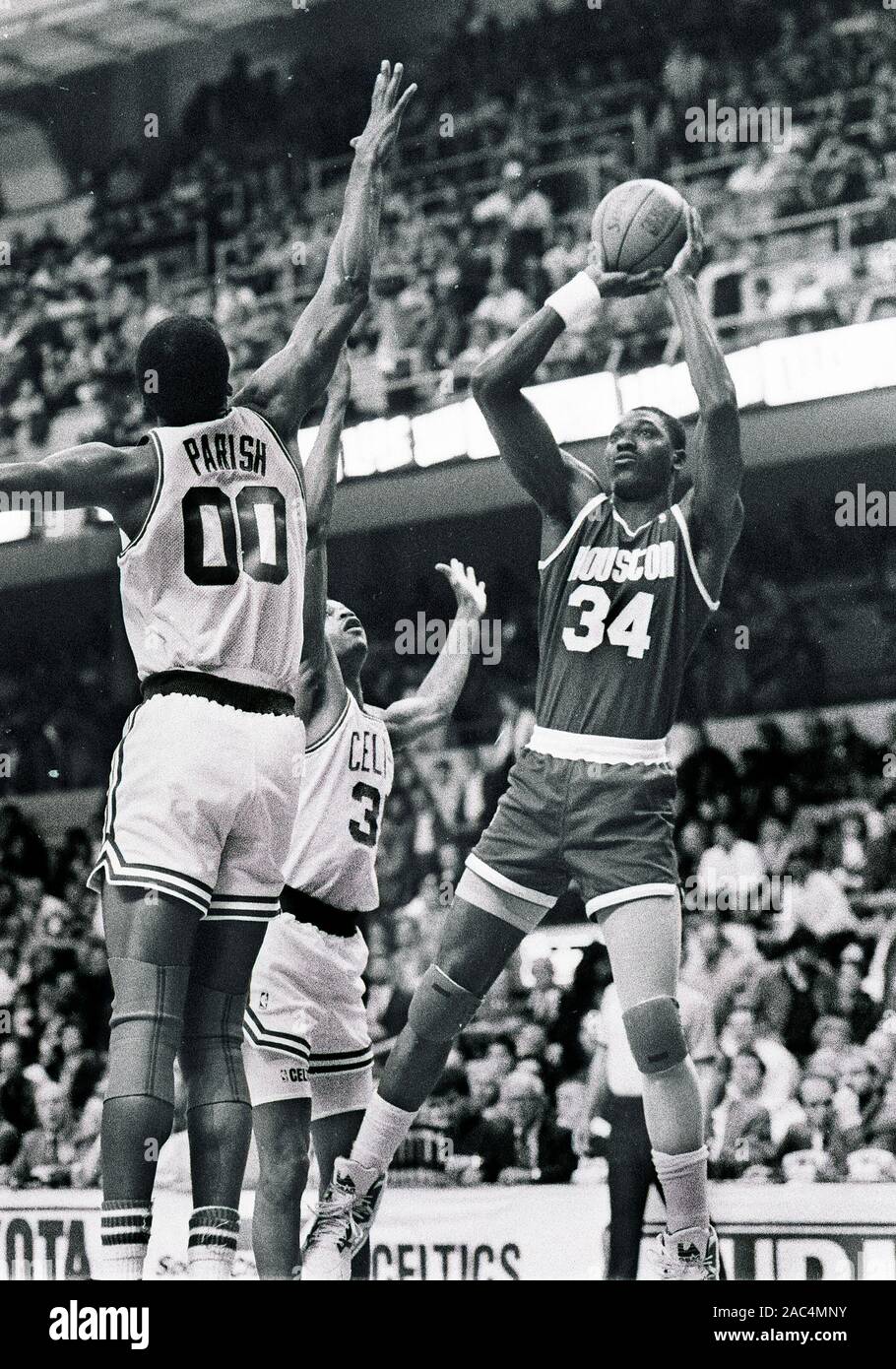 Houston Rockets Hakeem Olajuwon schießt auf Boston Celtics #00 Robert Parish und #35 Reggie Lewis während Basketball spiel action in Boston Garden in Boston, MA USA 1988 Foto von Bill belknap Stockfoto