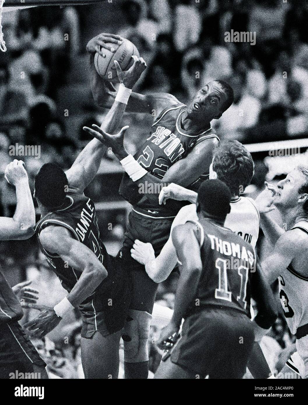 Detroit Pistons John Salley und Adrian Dantley der Rückstoß beim Basketball Spiel gegen die Boston Celtics im Boston Garden in Boston, MA USA 1988 Foto Grab von Bill belknap Stockfoto