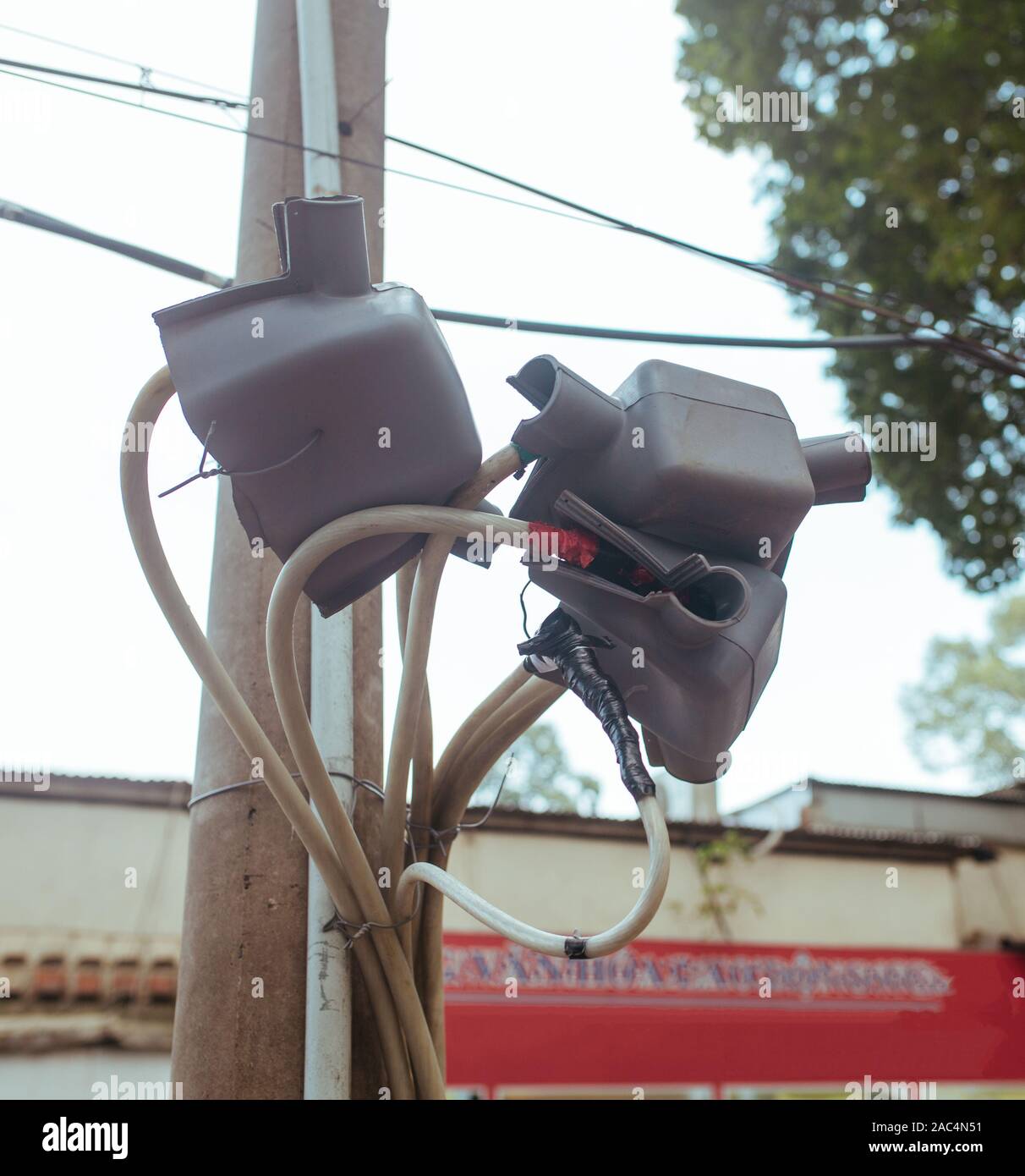 Die Kabel auf der Pole auf der Straße in Asien, Thailand Stockfoto