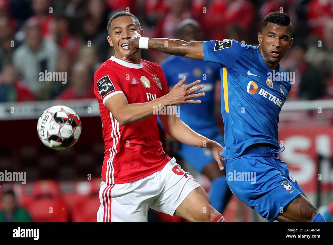 Lissabon, Portugal. 30 Nov, 2019. Vinicius (L) von Benfica Mias mit Rene Santos von Maritimo während der Portugiesischen Liga Fußballspiel im Stadion Luz in Lissabon, Portugal, Nov. 30, 2019. Credit: Pedro Fiuza/Xinhua/Alamy leben Nachrichten Stockfoto