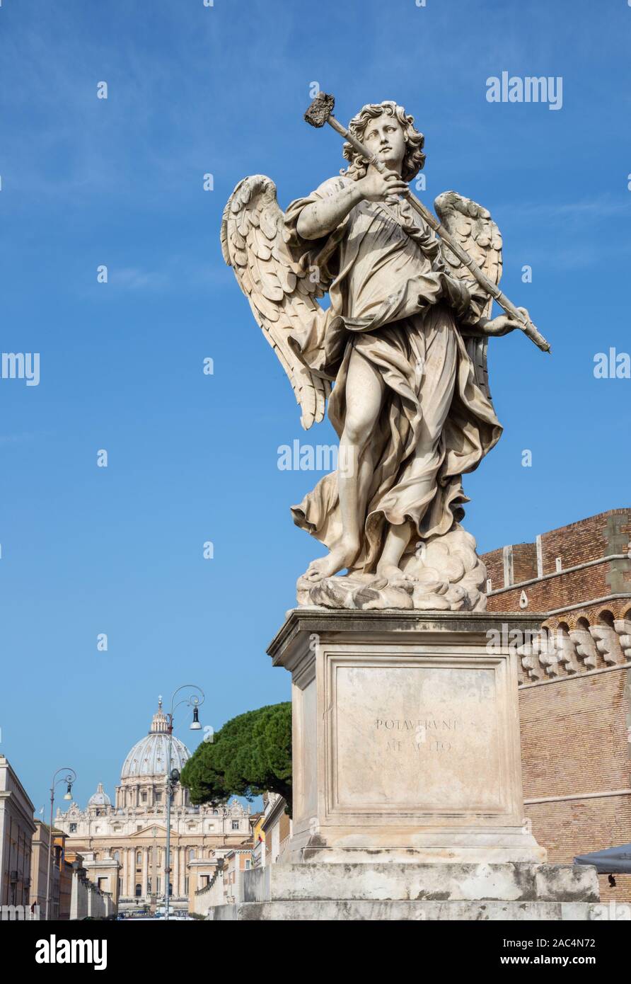 Rom, Italien, 27. MÄRZ 2015: Statue des Engels mit dem Schwamm von Bildhauer Antonio Giorgetti von Angel's Brücke im Morgenlicht. Stockfoto