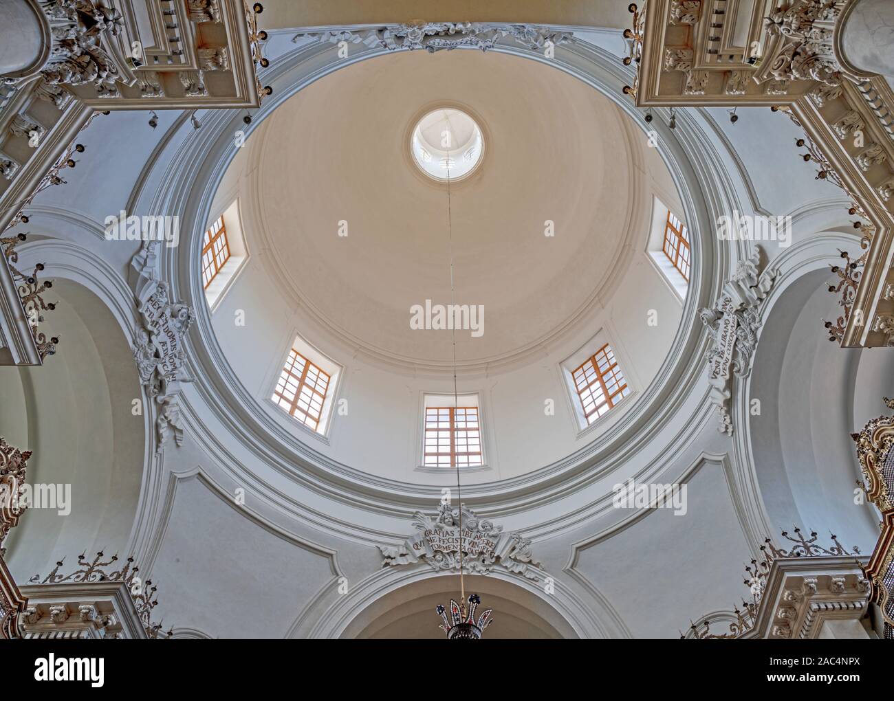 CATANIA, Italien - 6. April 2018: Das barocke Kuppel der Kirche Kirche der Abtei von St. Agatha (Chiesa della Badia di Sant'Agata). Stockfoto