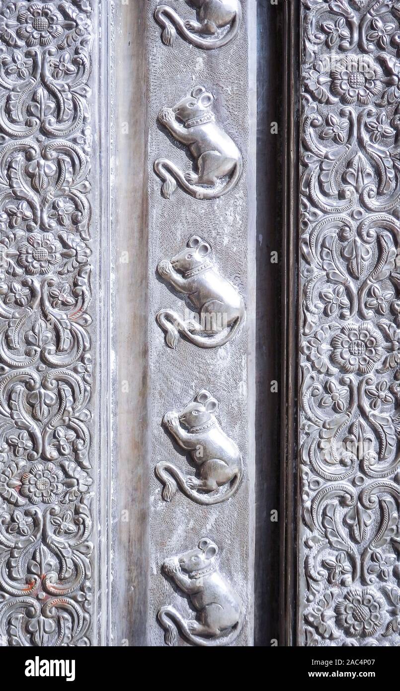 Detail der Ratte Ornamente auf einem silbernen Tür von Karni Mata Tempel, der berühmten Ratte in Deshnoke Tempel, in der Nähe von Bikaner, Rajasthan, Nordindien. Stockfoto