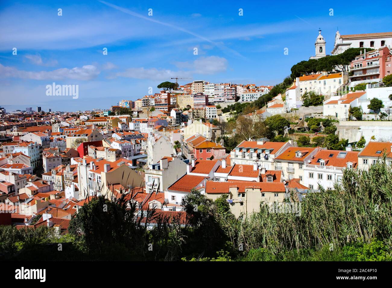 Hügelige Stadtbild von Lissabon, die Hauptstadt Portugals, an einem sonnigen Tag im Frühling. Stockfoto
