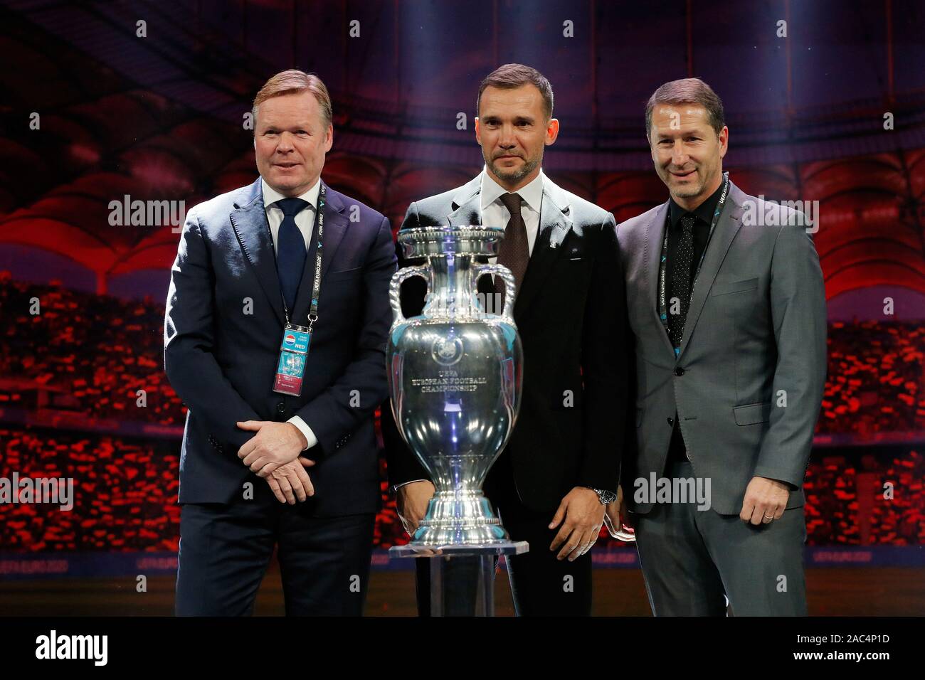 Bukarest, Rumänien. 30 Nov, 2019. Head Coach der Niederlande Ronald Koeman, Head Coach der Ukraine Andriy Shevchenko und Haupttrainer von Österreich Franco Foda pose mit der Trophäe, während der Auslosung der UEFA Euro 2020 Fußball-Turnier finale in Bukarest, der Hauptstadt Rumäniens, Nov. 30, 2019. Credit: Cristian Cristel/Xinhua/Alamy leben Nachrichten Stockfoto