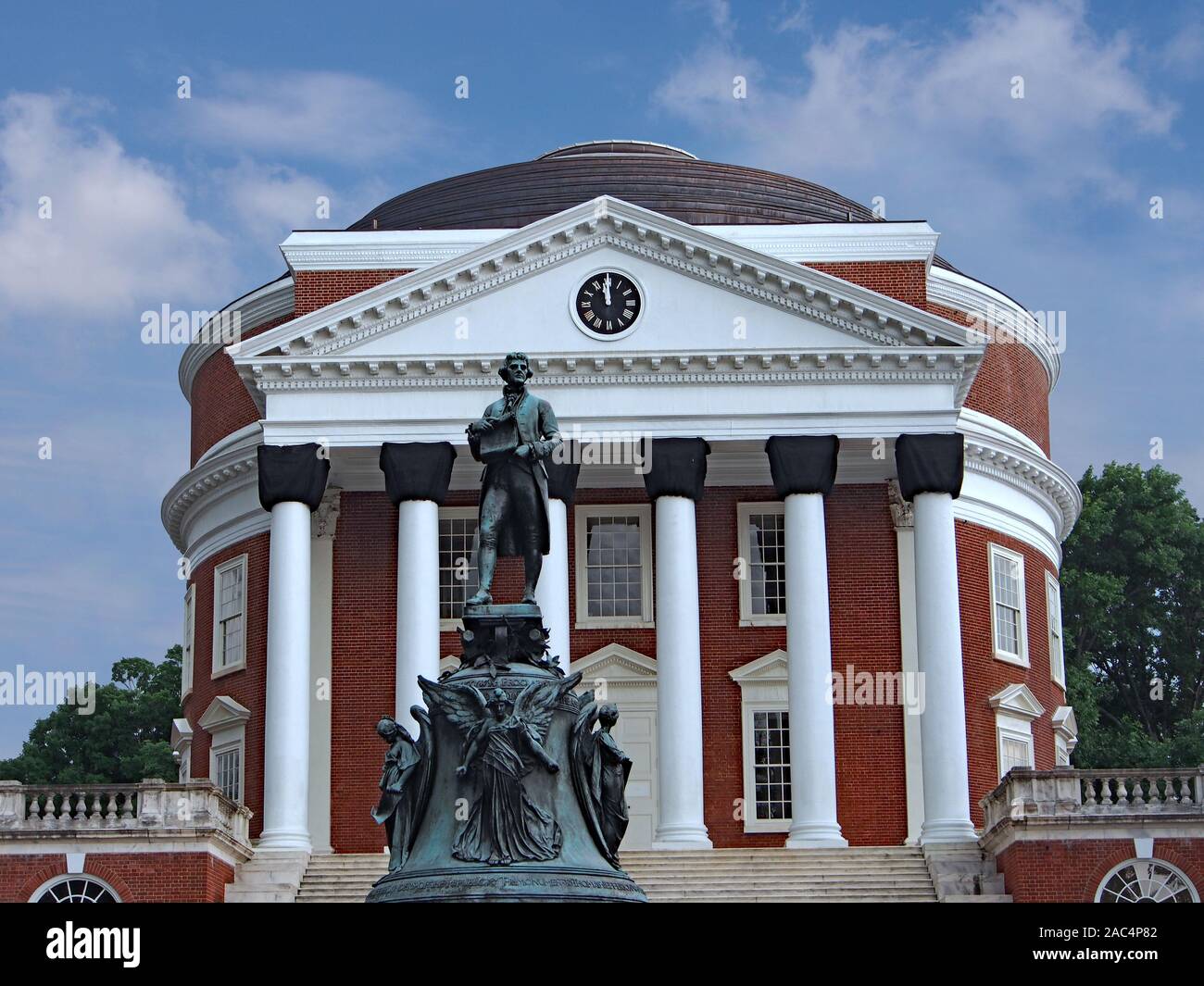 CHARLOTTESVILLE, Virginia - Juni 2014: Die Universität von Virginia stolz gibt einen prominenten Platz mit der Statue des Gründers, Thomas Jefferson. Stockfoto