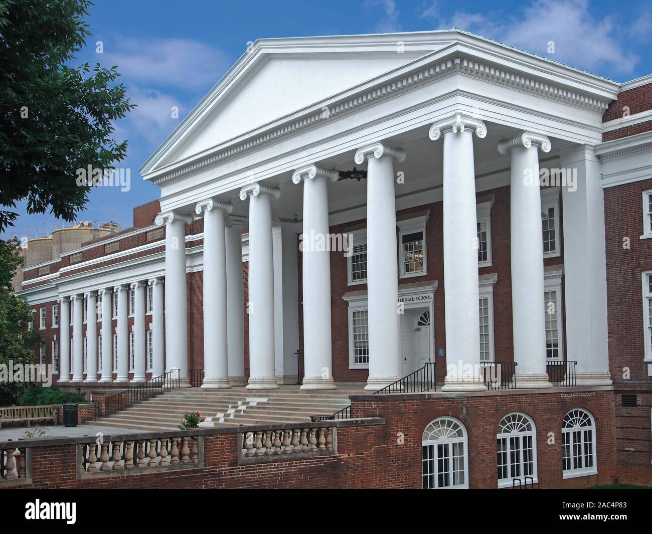 CHARLOTTESVILLE, Virginia - JUNI 2014: Campus der Universität von Virginia behält einen einheitlichen architektonischen Stil von backsteinbauten mit weißen Spalte Stockfoto