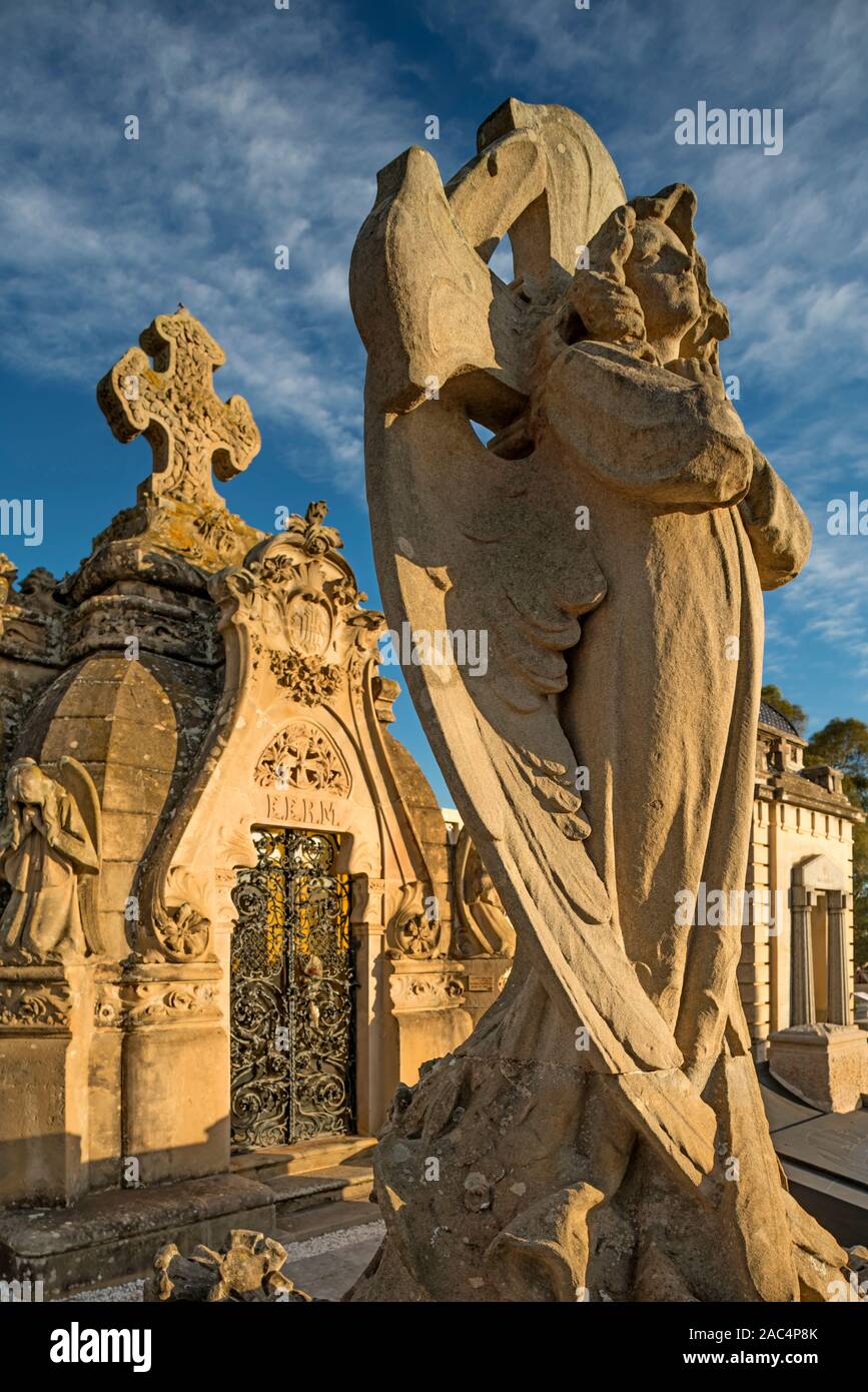 DURALL I SURIS HYPOGEUM (©CONILL I MONTOBBIO 1903) MODERNER FRIEDHOF (©PUIG I CADAFALCH 1902) LLORET DE MAR COSTA BRAVA GERONA KATALONIEN SPANIEN Stockfoto