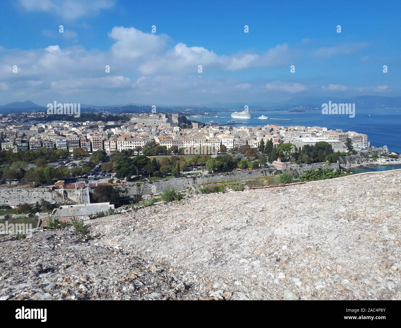 Panoramablick auf die Stadt Korfu, auf den Hafen und das Ionische Meer. Europa Griechenland Stockfoto