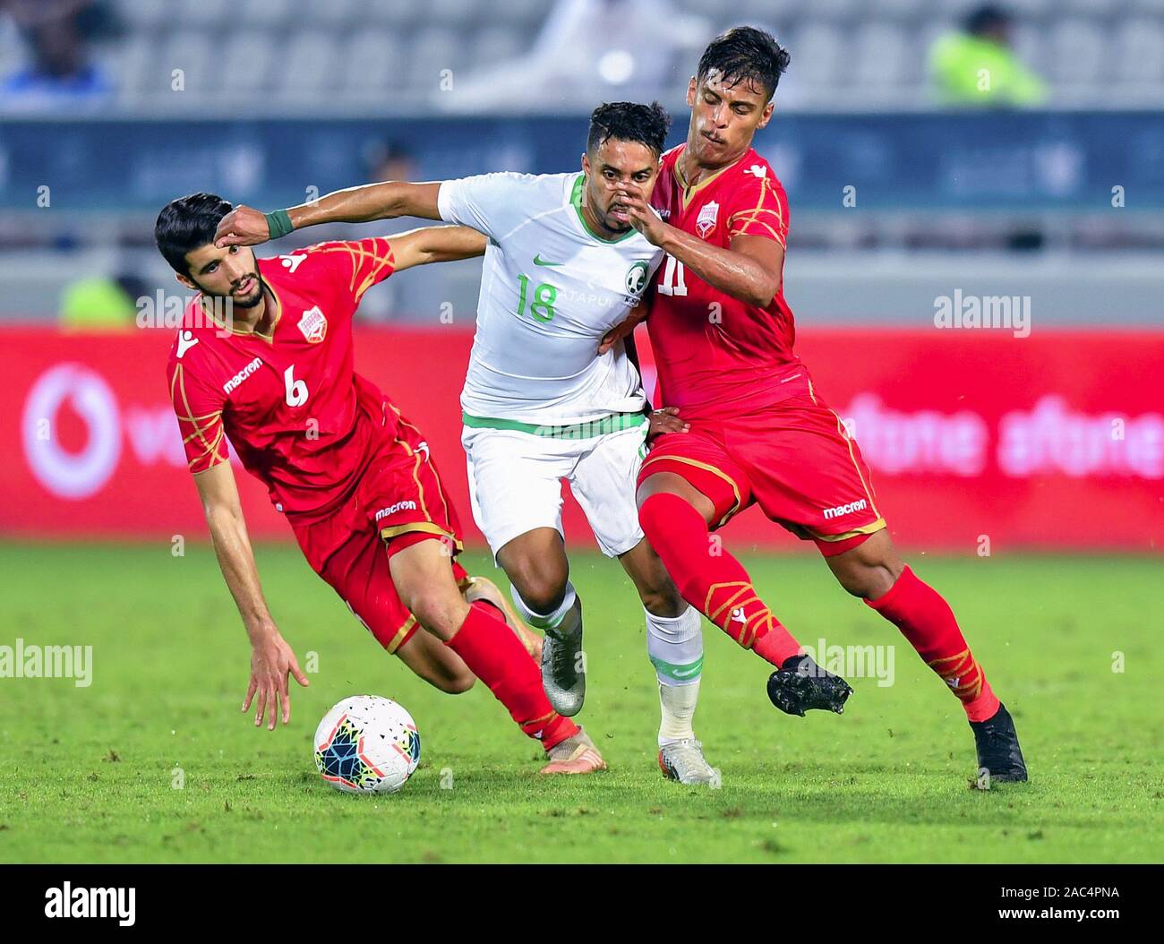 Doha, Katar. 30 Nov, 2019. Salem Aldawasari (C) der Saudi Arabien Mias mit Mohammed Hardan (L) und Mohamed Hassan von Bahrain im 24. Arabian Gulf Cup 2019 Gruppe B Fußballspiel in Doha, der Hauptstadt von Katar, Nov. 30, 2019. Credit: Nikku/Xinhua/Alamy leben Nachrichten Stockfoto