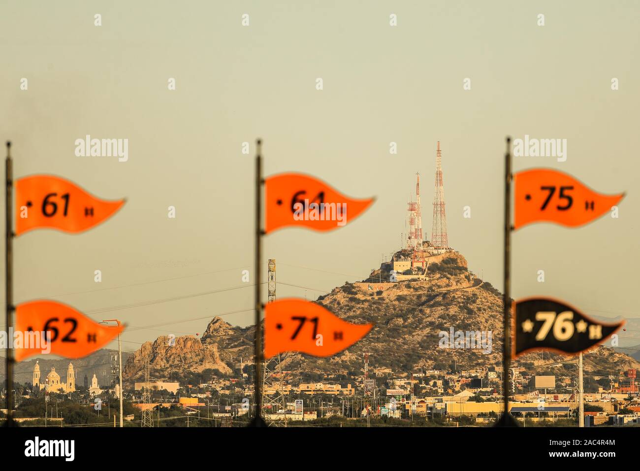 Cerro de la Campana de Hermosillo und Flaggen der Orangenbaum-Meisterschaften. Aktionen während des Baseballspiels zwischen Algodoneros und Naranjeros. Mexican Pacific League 2019 2020. (© Foto: LuisGutierrez / NortePhoto.com) Cerro de la campana de Hermosillo y banderines de campeonatos de naranjeros. Acciones durante el encuentro de béisbol entre Algodoneros vs Naranjeros. Liga Mexicana del Pacifico 2019 2020. (© Foto: LuisGutierrez / NortePhoto.com) Stockfoto