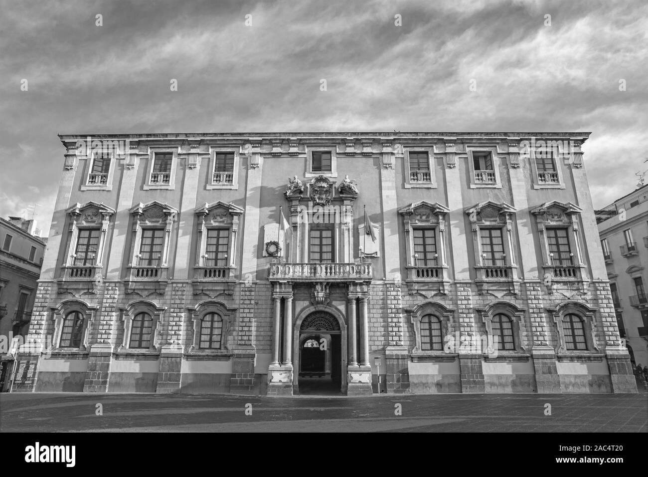 Catania - Der Palast Palazzo San Giuliano am Universitätsplatz. Stockfoto