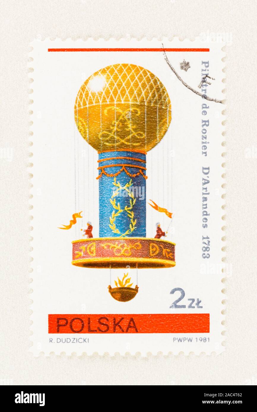 SEATTLE, Washington - Oktober 9, 2019: Polnische Briefmarke zum Gedenken an 1783 bemannte untethered Montgolfier Flug im Heißluftballon von D'Arlandes und Rozier. Stockfoto