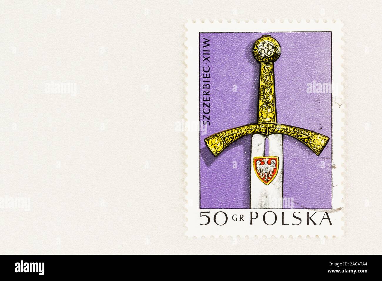 SEATTLE, Washington - Oktober 9, 2019: Polnische Briefmarke mit 12. Jahrhundert Piast Krönung Schwert der frühen polnischen Monarchie. Scott #1961. Stockfoto