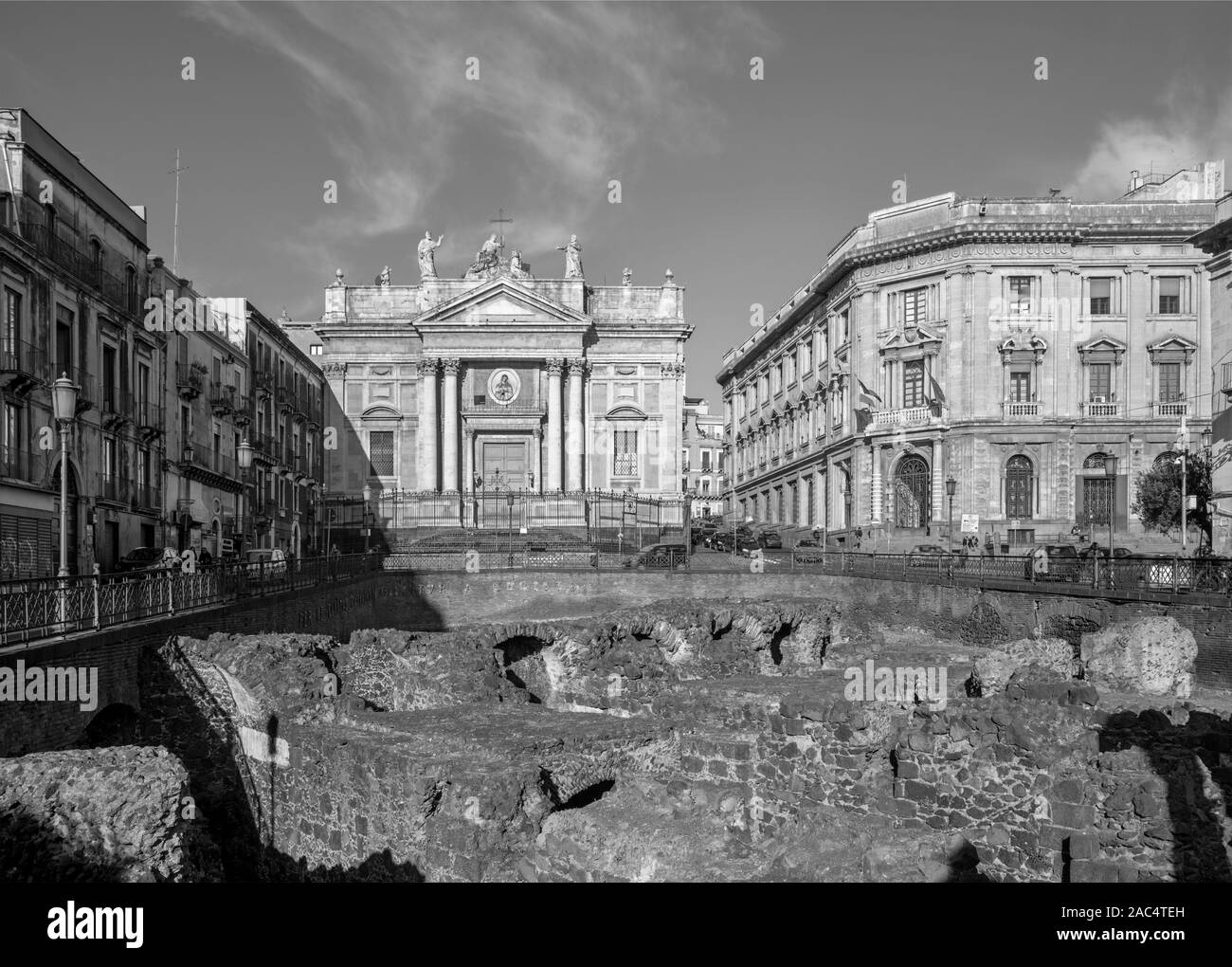 Catania - die Ruinen der römischen Amphitheater und der Chiesa San Biagio in Sant'Agata Bolognese alla Fornace. Stockfoto